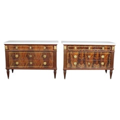 Paire de superbes commodes de style Directoire Maison Jansen en acajou flammé avec dessus en marbre