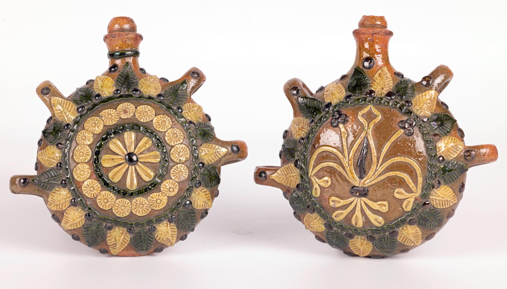 Ein Paar Sussex Slipware Pottery Pilgrim Flasks mit Blumenmuster  im Angebot 8