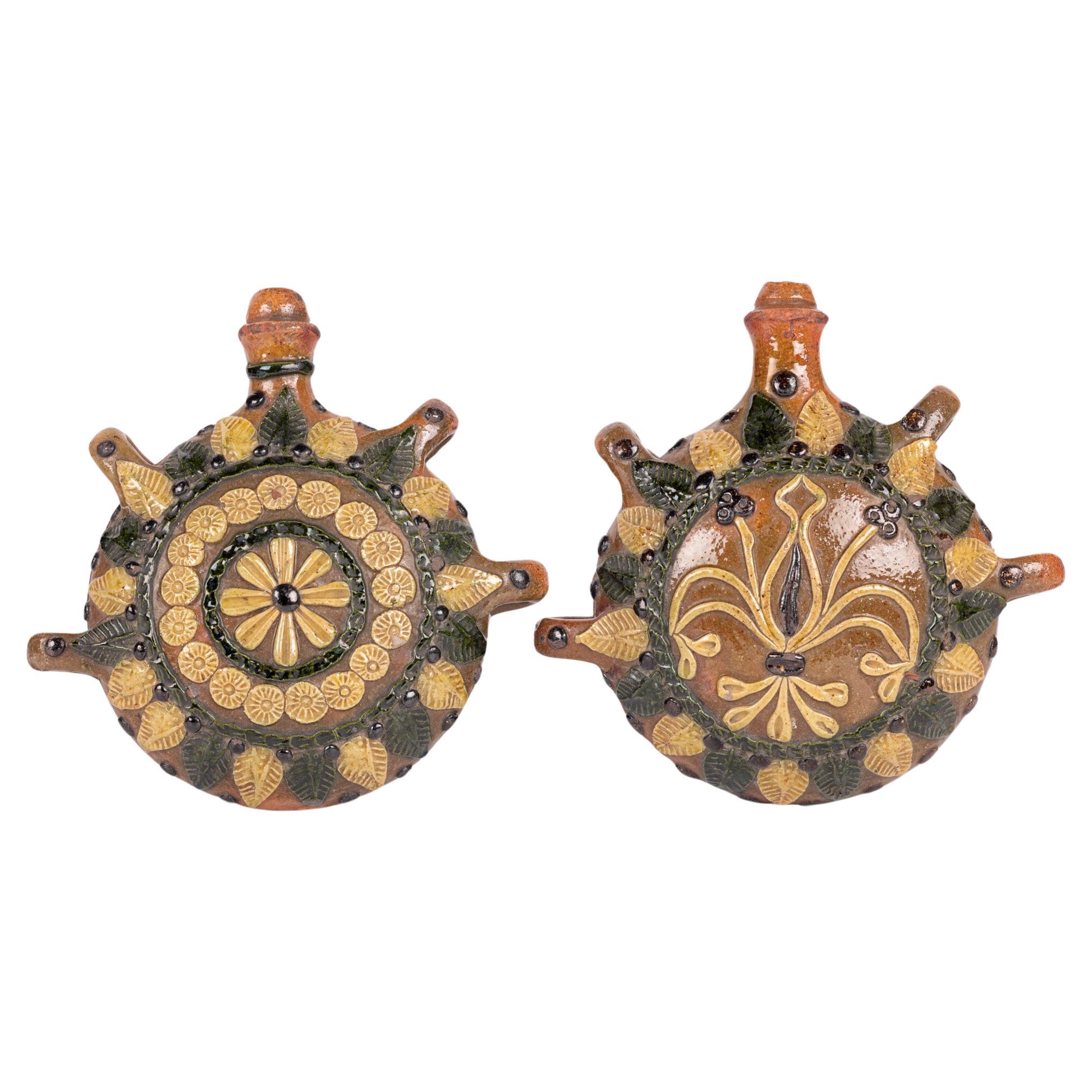 Pareja de petacas peregrinas florales de cerámica Slipware de Sussex