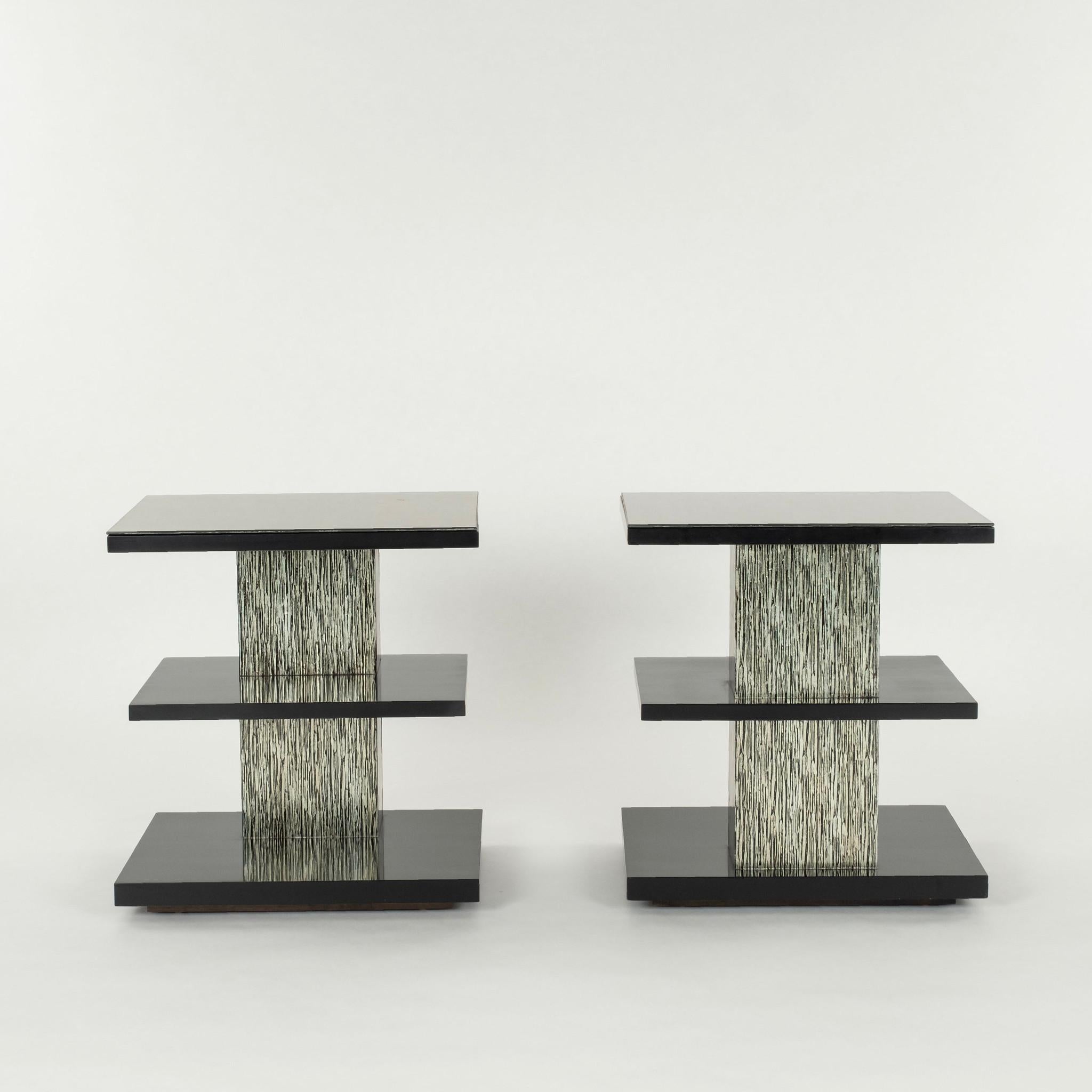 Paire de tables d'appoint en bois d'érable noir satiné Swaim du 21e siècle ; chacune avec trois étagères, des colonnes à panneaux de verre Kyoto, et des plateaux en verre églomisé à la feuille d'argent.


