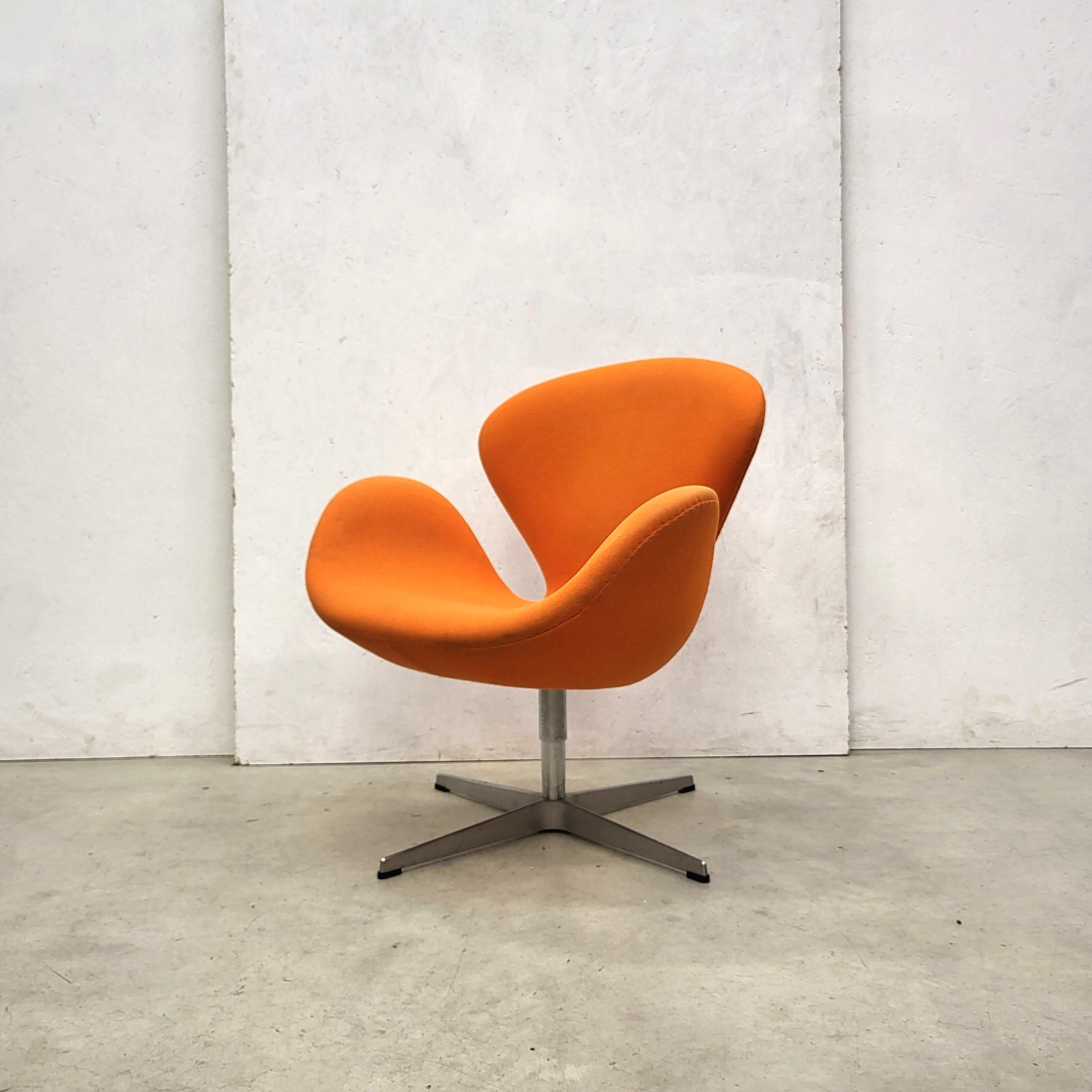 Danish Pair Swan Chair by Arne Jacobsen for Fritz Hansen 2006 Model