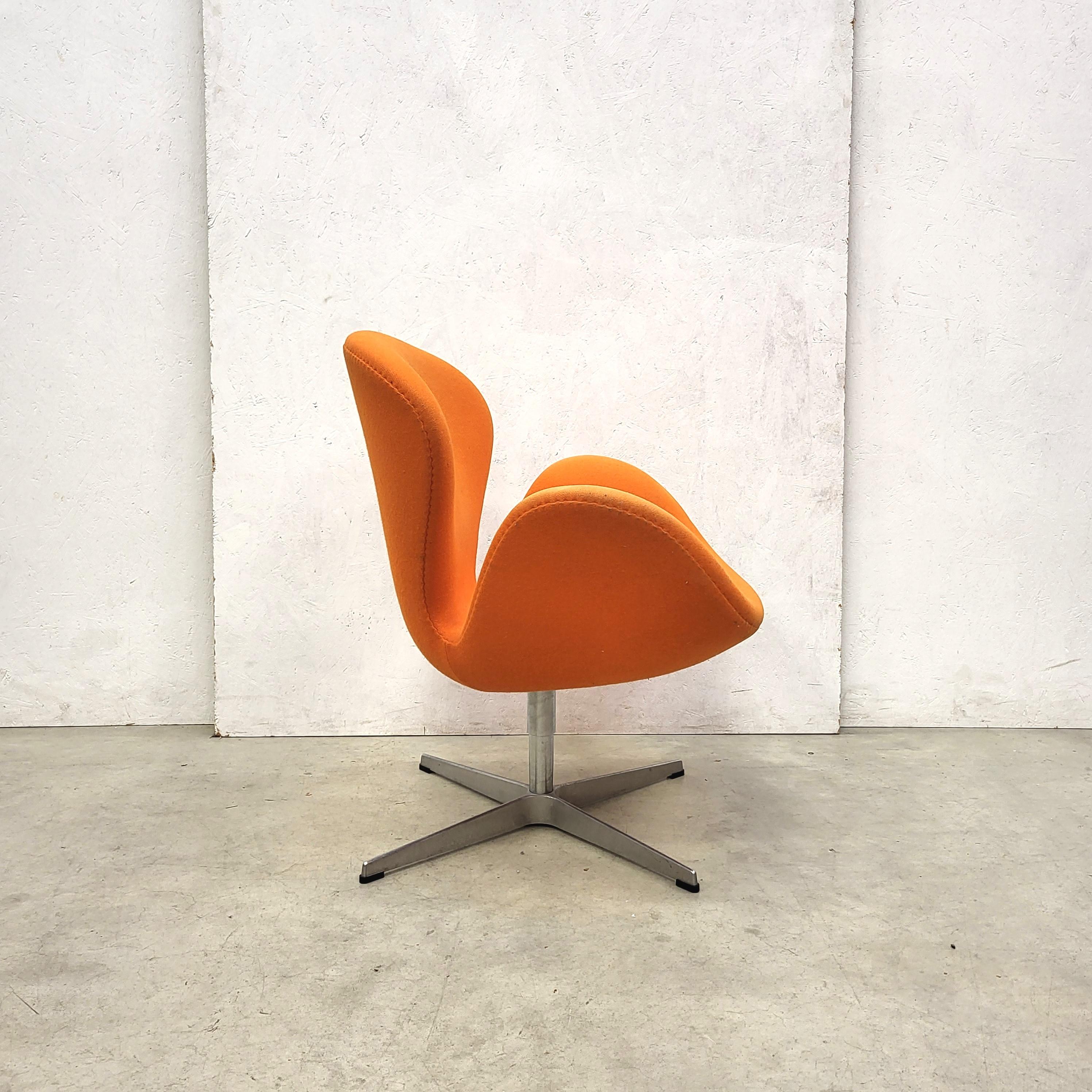 Pair Swan Chair by Arne Jacobsen for Fritz Hansen 2006 Model In Good Condition In Aachen, NW