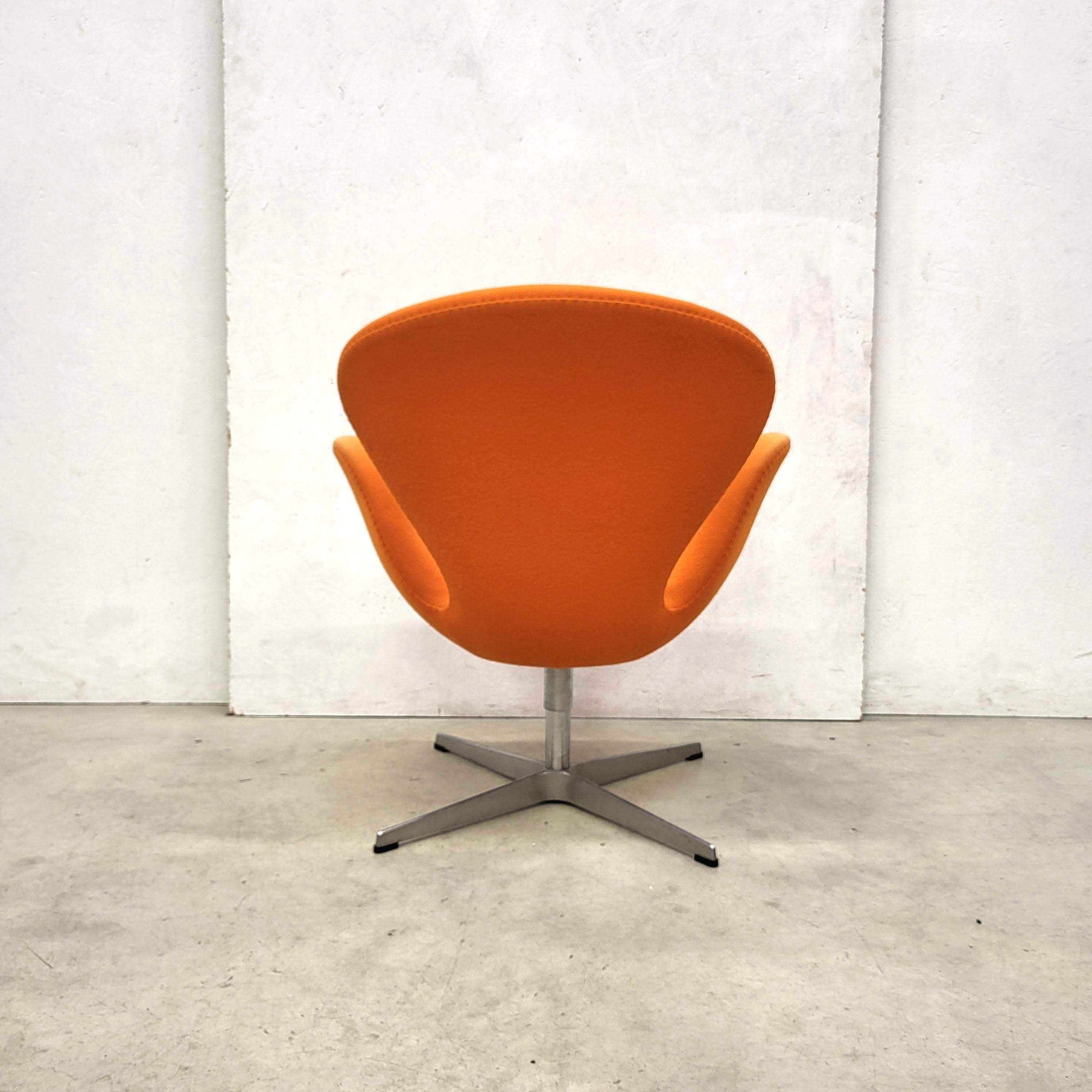 Mid-20th Century Pair Swan Chair by Arne Jacobsen for Fritz Hansen 2006 Model