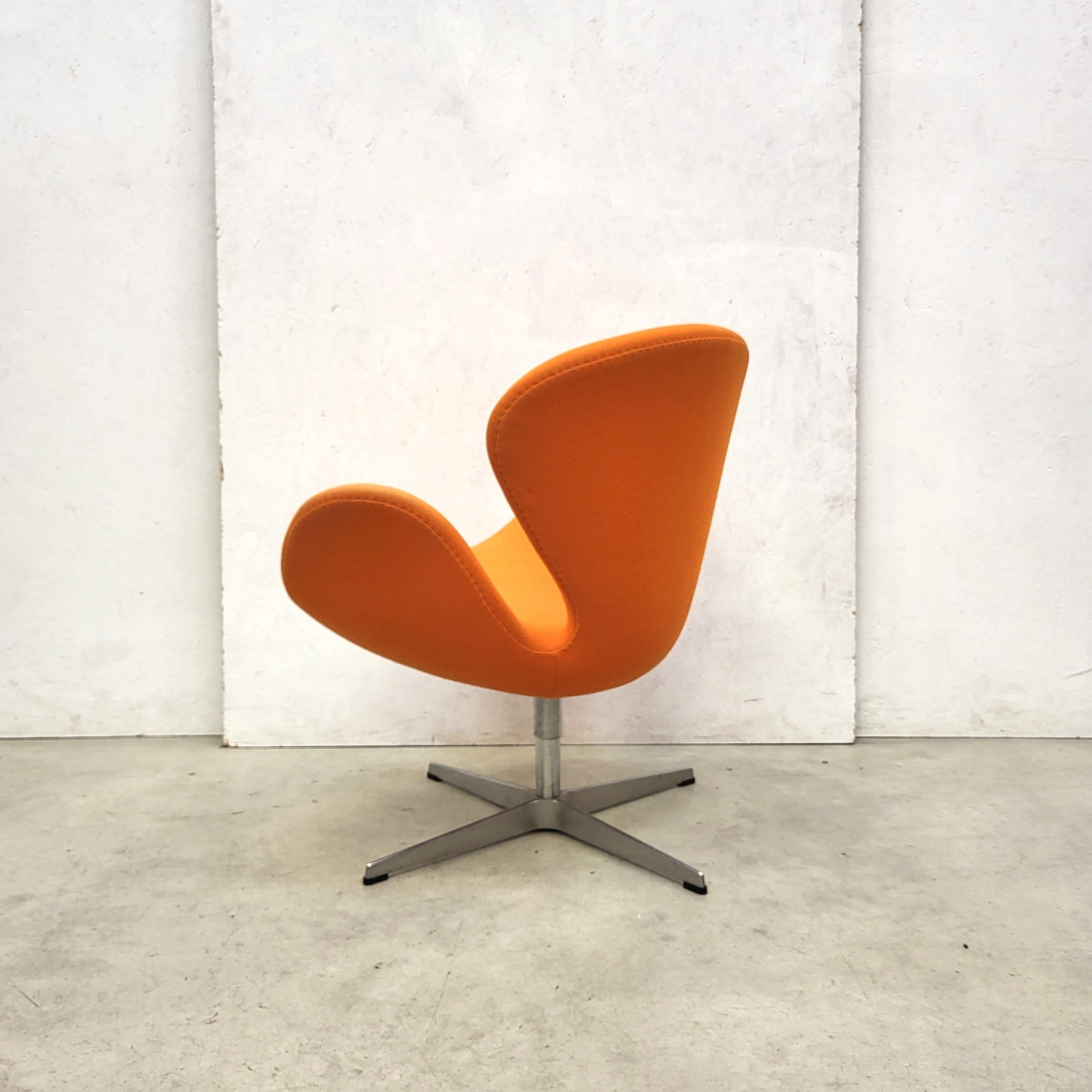 Aluminum Pair Swan Chair by Arne Jacobsen for Fritz Hansen 2006 Model