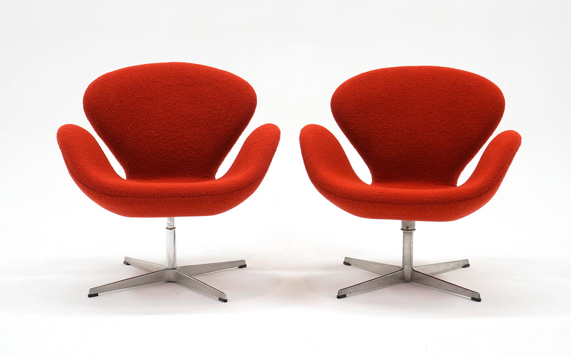 Paire de chaises Swan par Arne Jacobsen pour Fritz Hansen, Danemark.  Ils ont tous deux été restaurés par des experts et retapissés en Classic Boucle de Knoll.  Si vous le remarquez sur les photos, les tiges des deux chaises varient légèrement. 