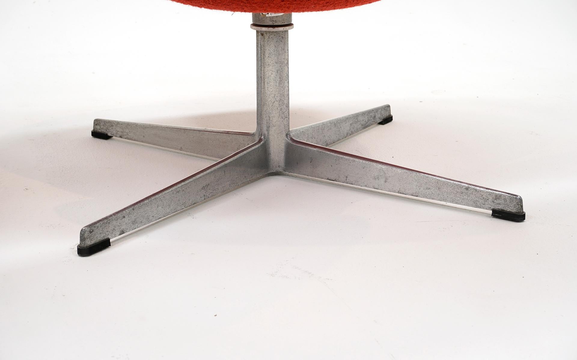 Paire de chaises Swan d'Arne Jacobsen pour Fritz Hansen. en vente 1