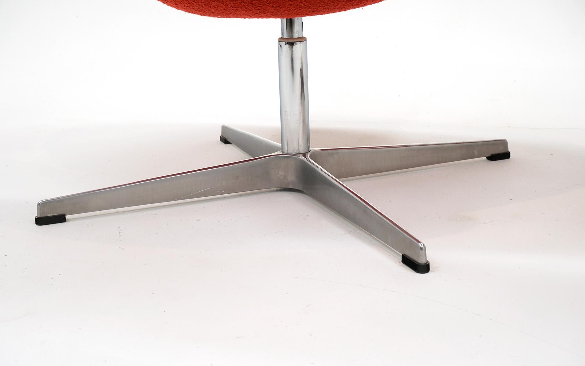 Paire de chaises Swan d'Arne Jacobsen pour Fritz Hansen. en vente 2