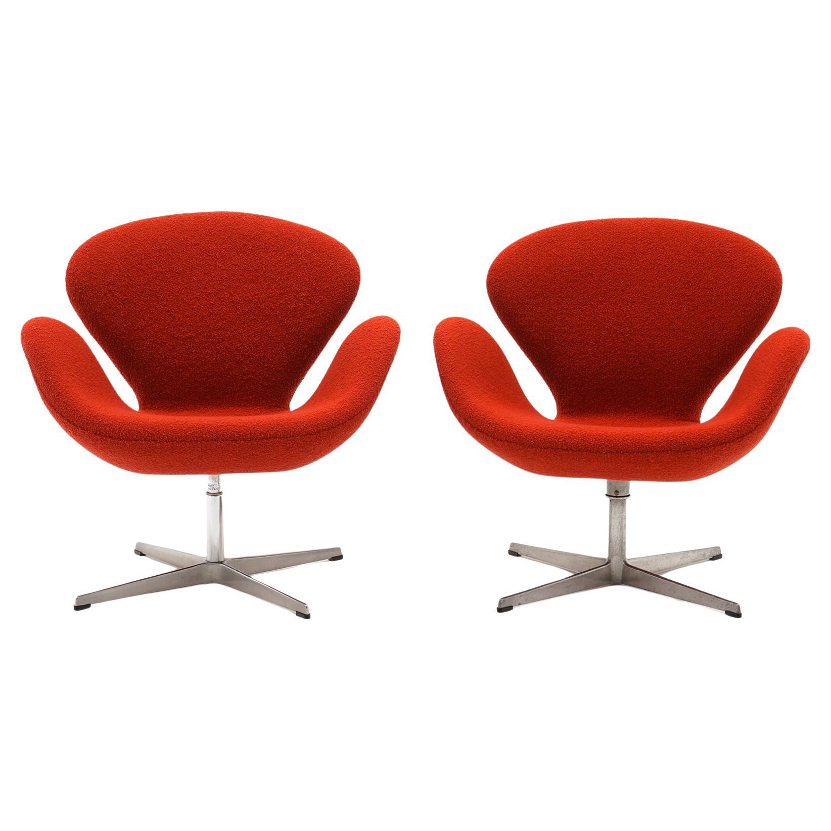 Pair Swan Chair by Arne Jacobsen for Fritz Hansen.