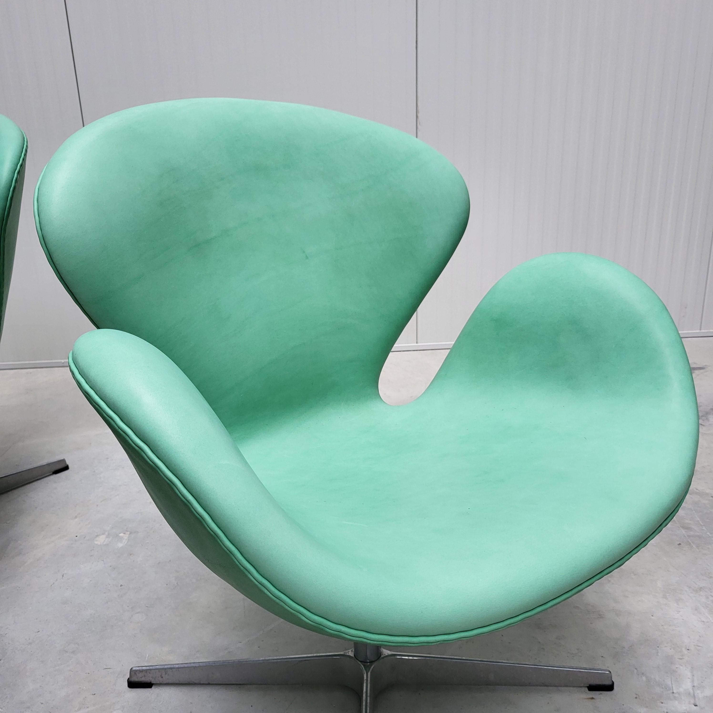 Danish Pair Swan Chair by Arne Jacobsen for Fritz Hansen Mint Green Naturale For Sale