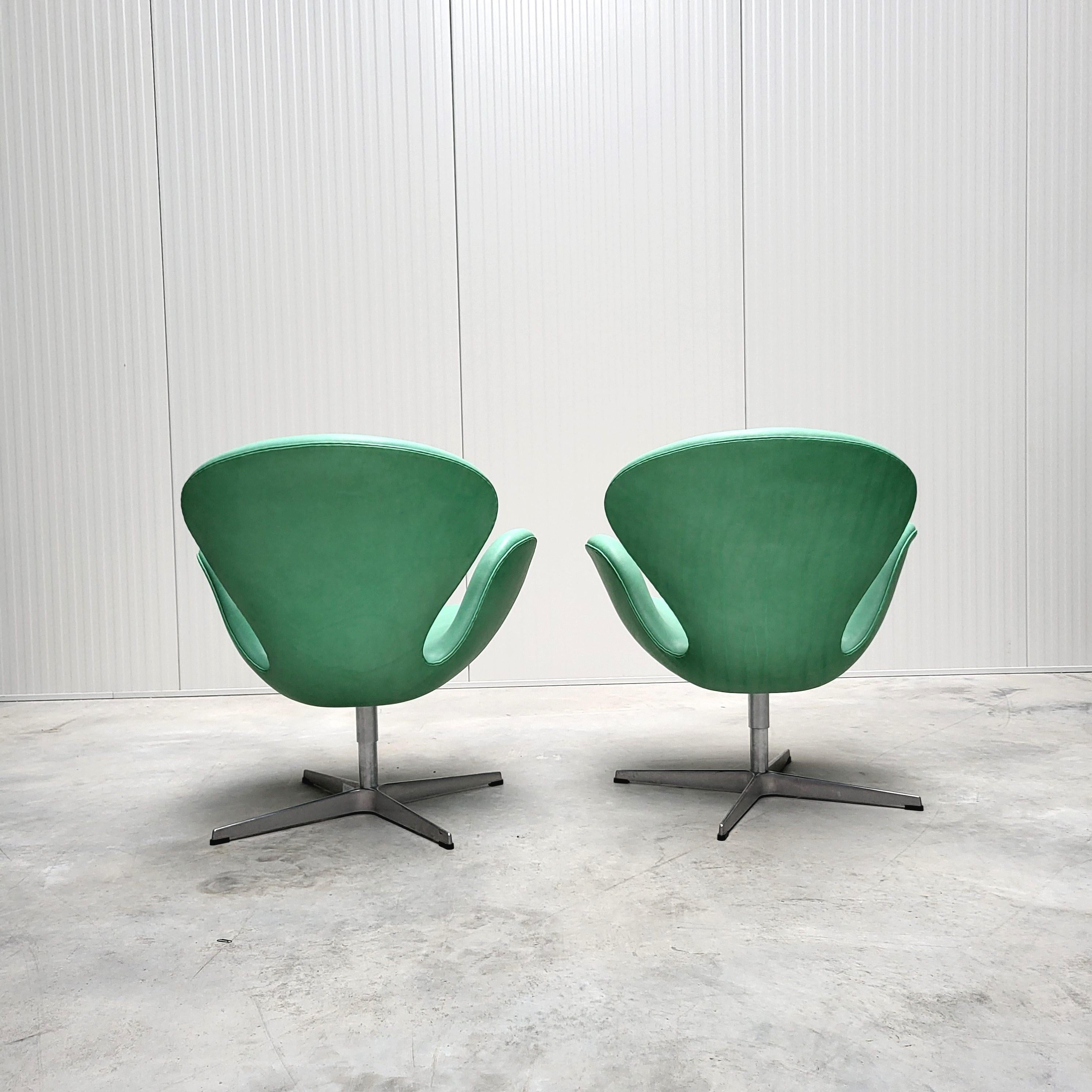 Pair Swan Chair by Arne Jacobsen for Fritz Hansen Mint Green Naturale In Excellent Condition For Sale In Aachen, NW