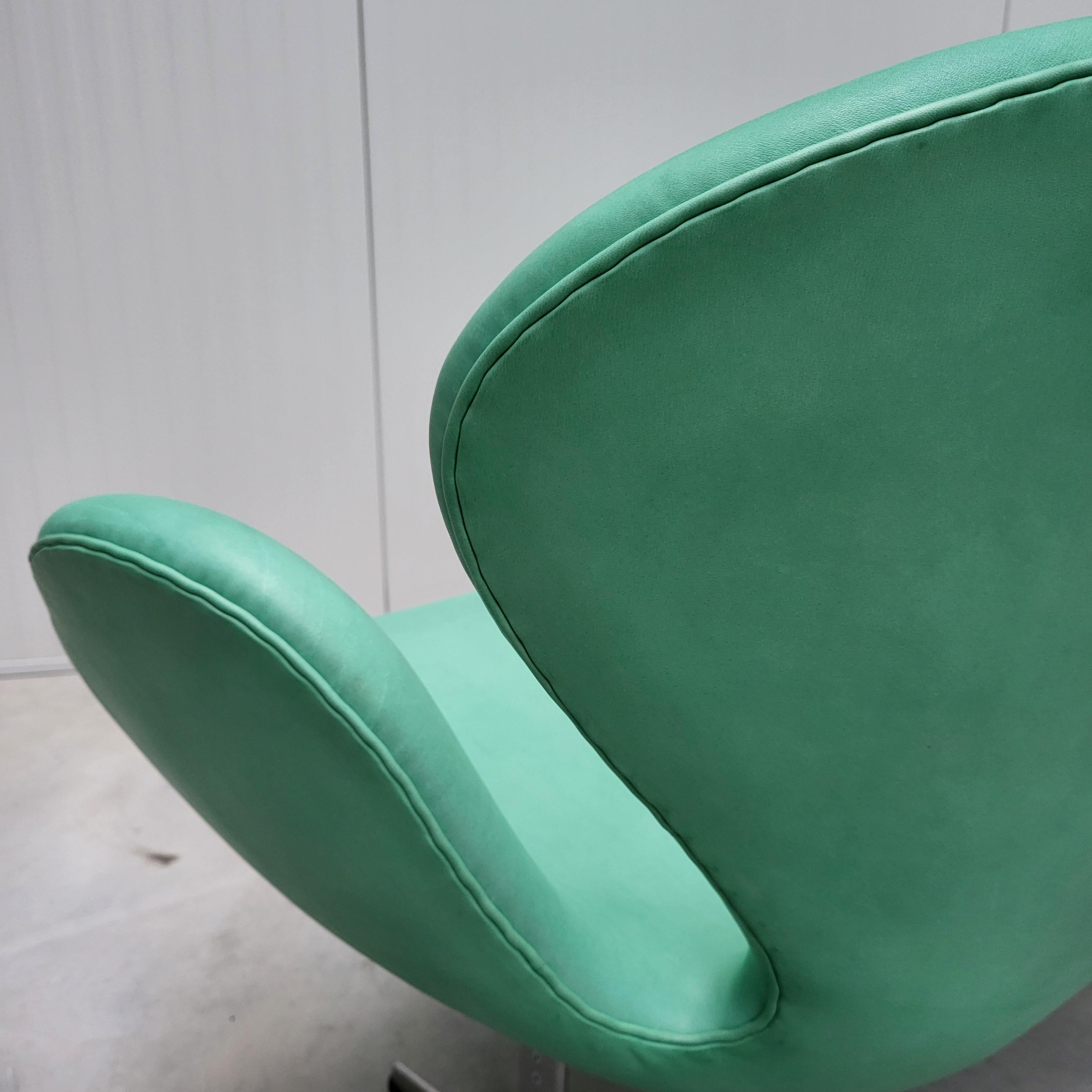 Mid-20th Century Pair Swan Chair by Arne Jacobsen for Fritz Hansen Mint Green Naturale For Sale
