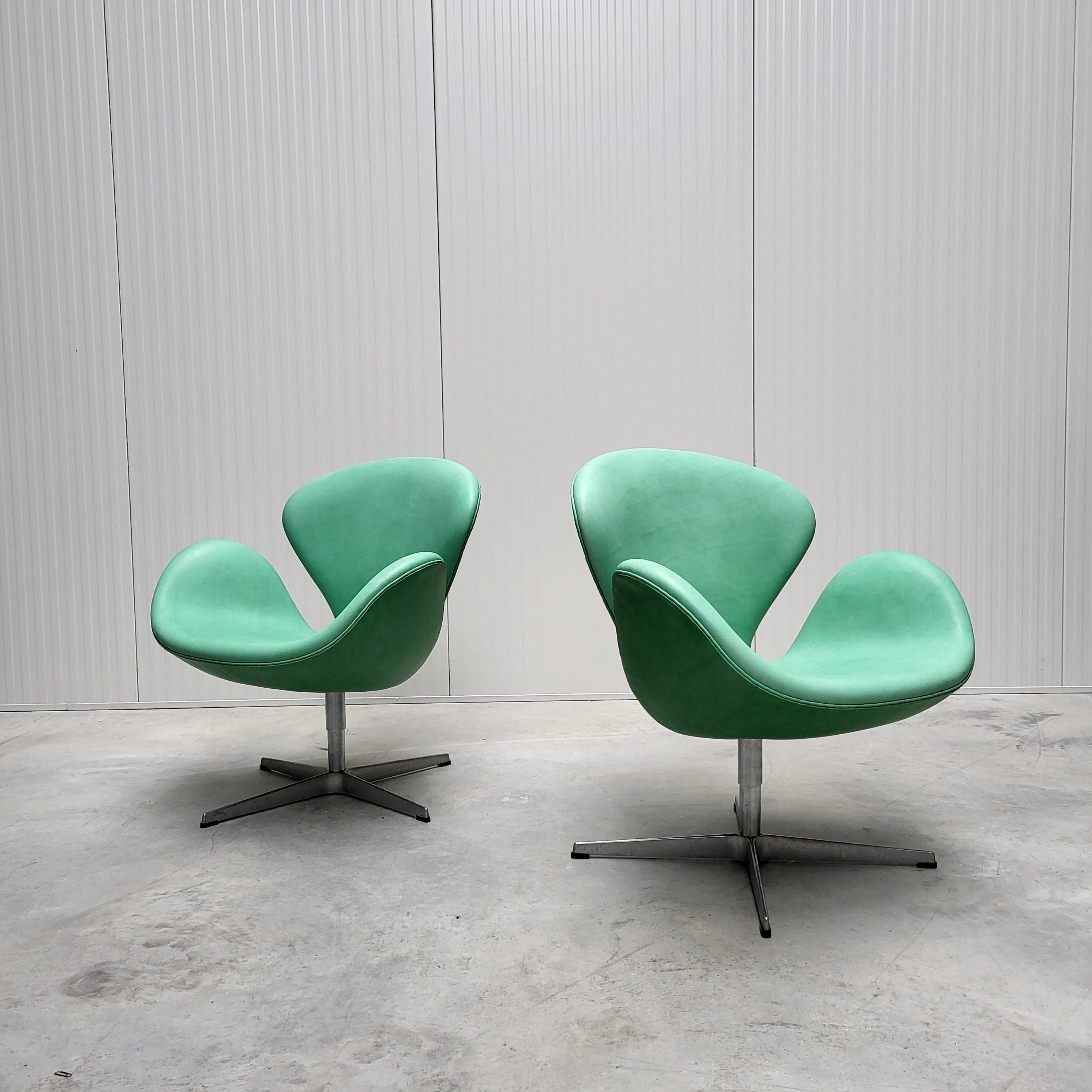 Pair Swan Chair by Arne Jacobsen for Fritz Hansen Mint Green Naturale For Sale 2