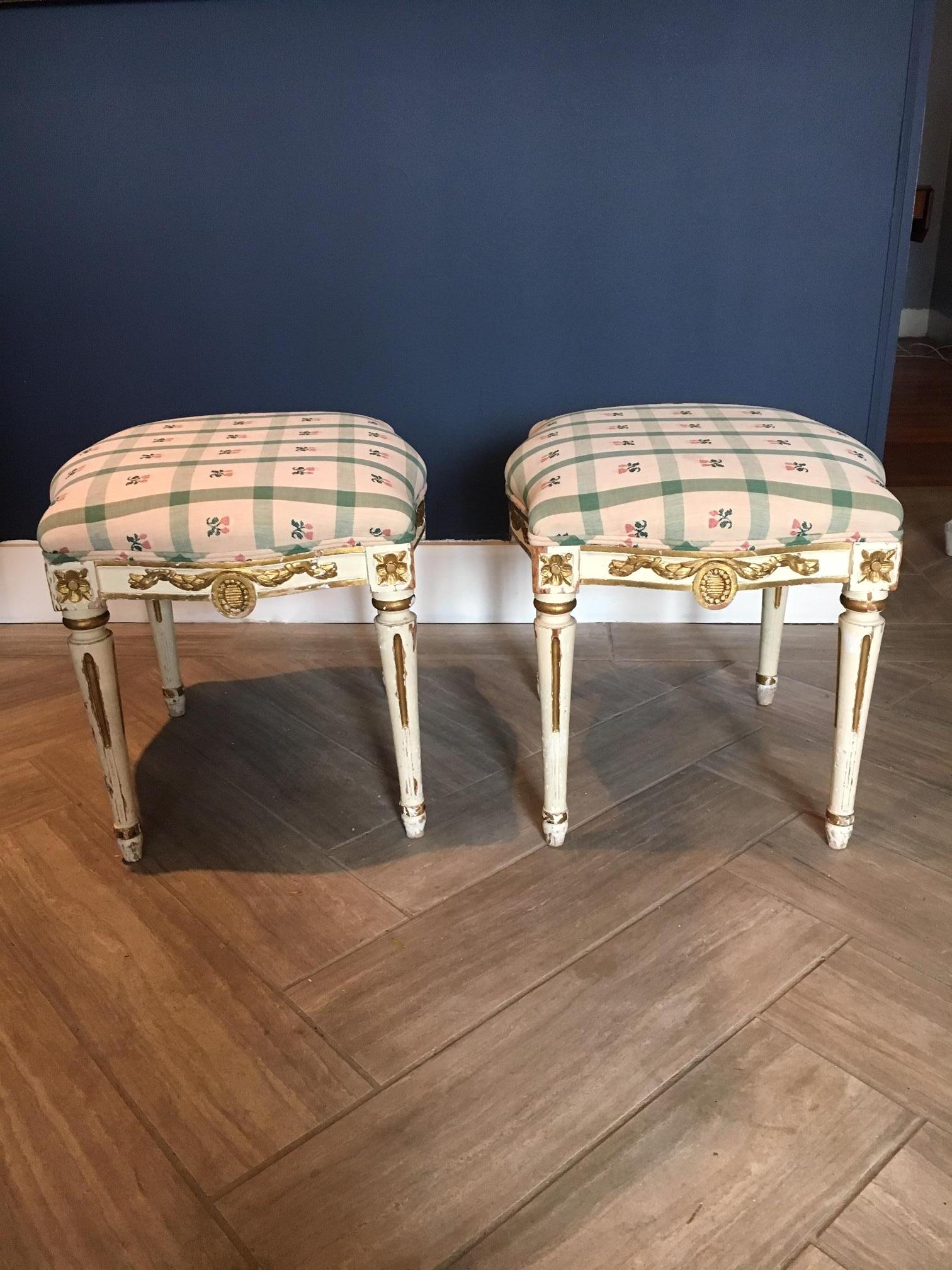 Gorgeous pair of Swedish stools/ tabourets, painted and parcel gilt, in the Gustavian / Louis XVI style, 19th century. Medallion motifs. 

Forms a set with pair of side chairs/ salon chairs, sold separately.