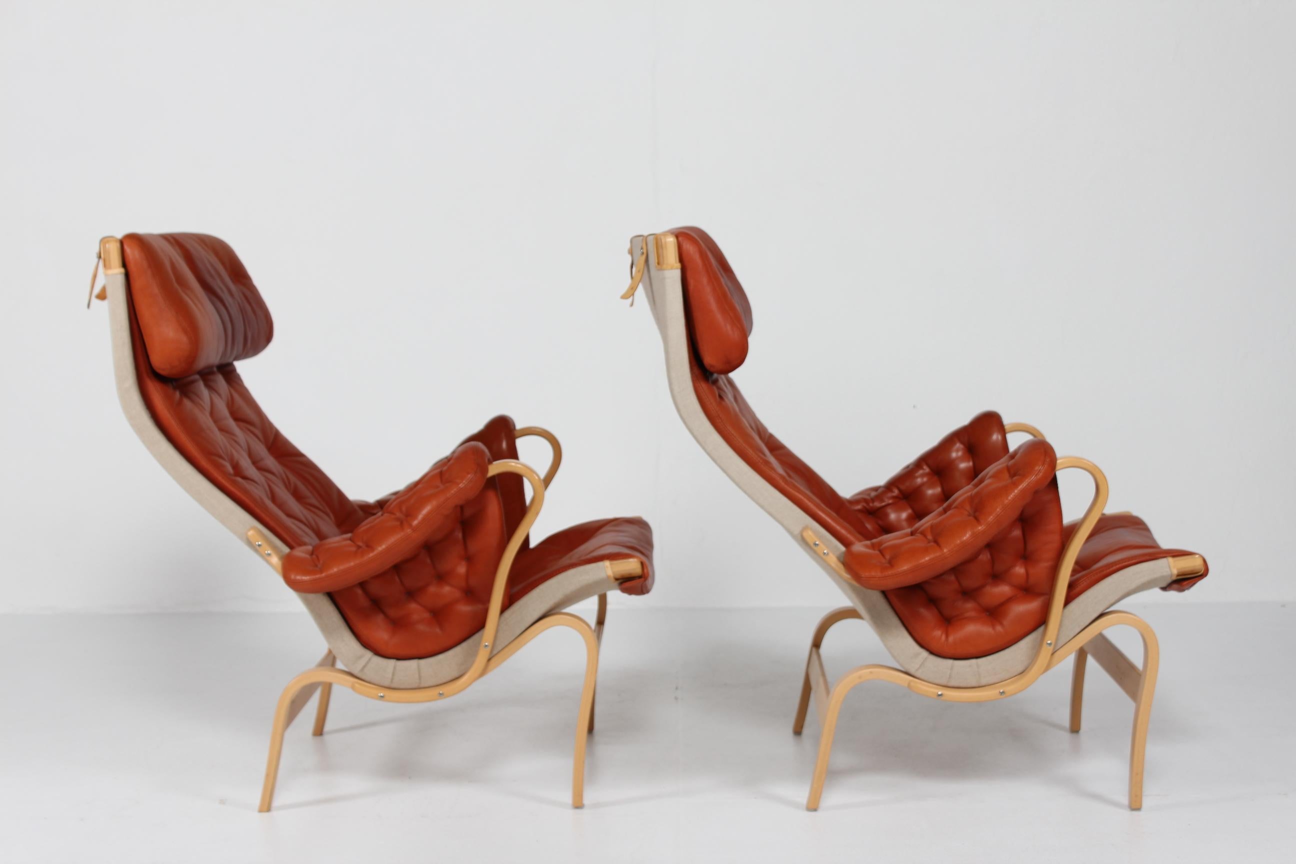 Pareja de butacas suecas Bruno Mathsson Pernilla, cuero color coñac Años 70 en venta 3