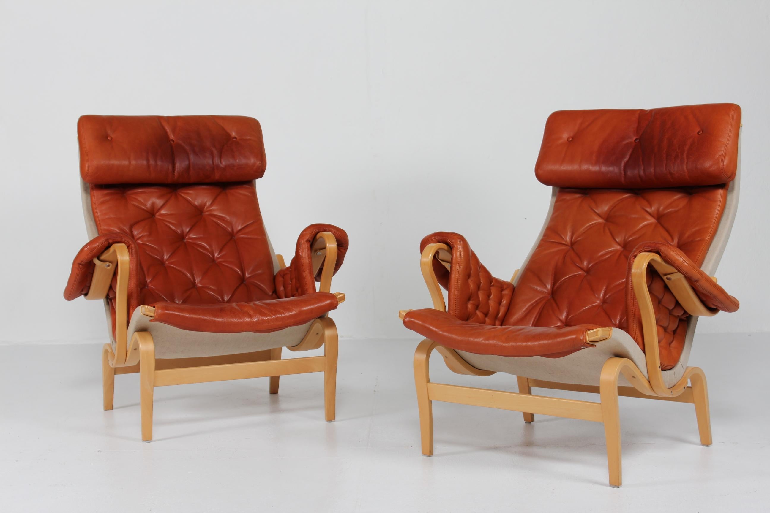 Pareja de butacas suecas Bruno Mathsson Pernilla, cuero color coñac Años 70 Moderno de mediados de siglo en venta