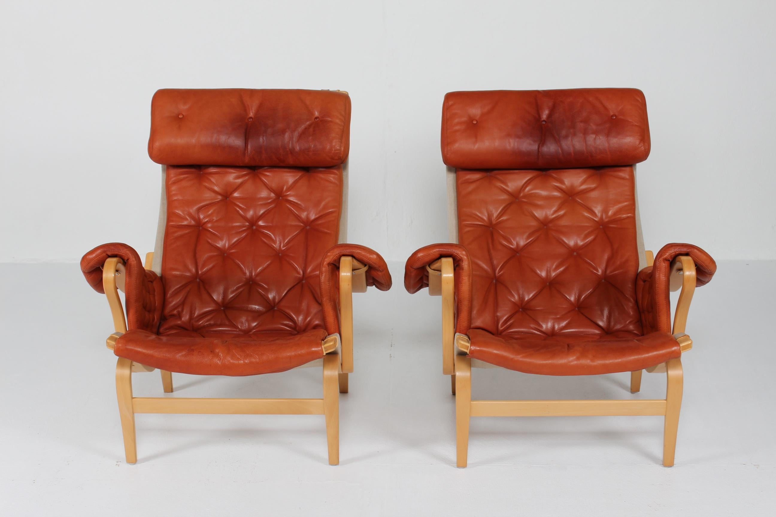 Pareja de butacas suecas Bruno Mathsson Pernilla, cuero color coñac Años 70 Sueco en venta