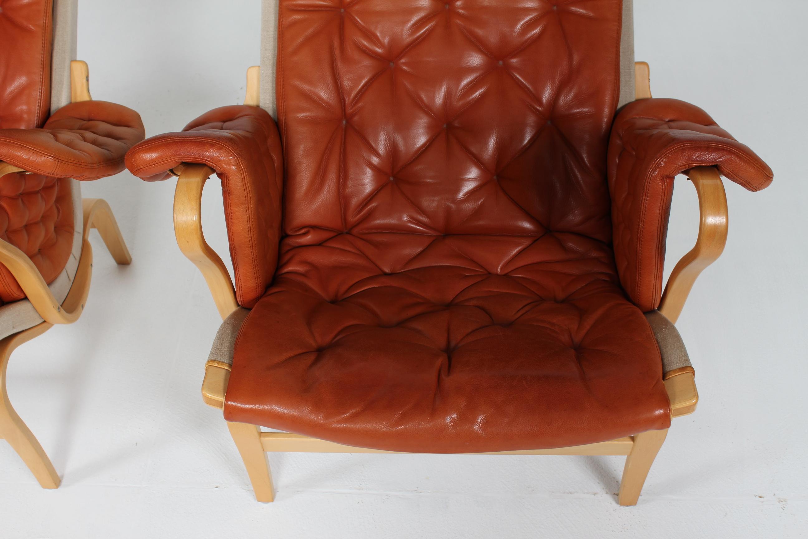 Pareja de butacas suecas Bruno Mathsson Pernilla, cuero color coñac Años 70 Cuero en venta
