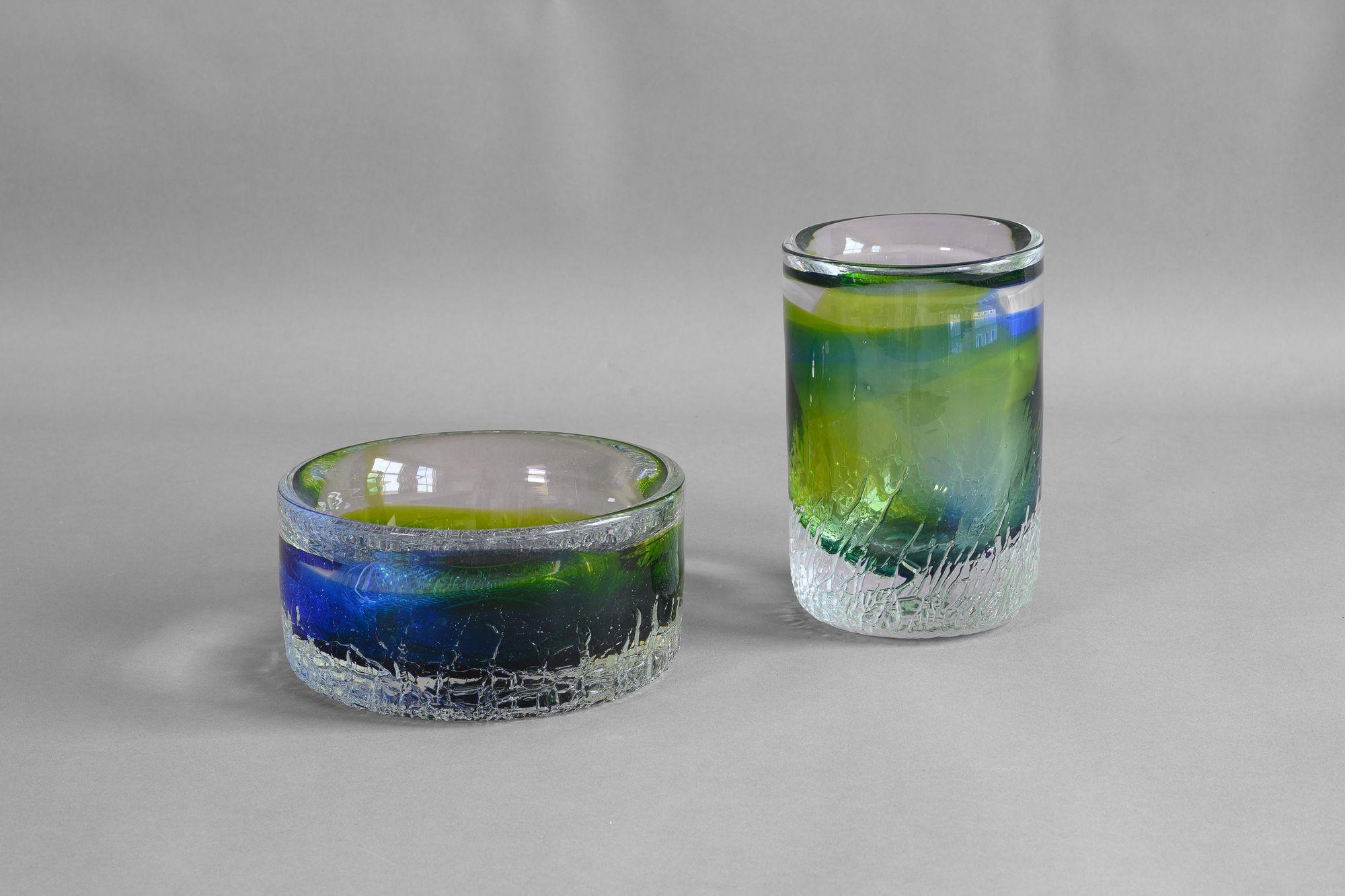 Pair of late 20th Century glass vases in a green and blue textured finish.
Sweden circa 1980.
H 16cm x W 11cm x D 11cm / H 8cm x W 16cm x D 16 cm