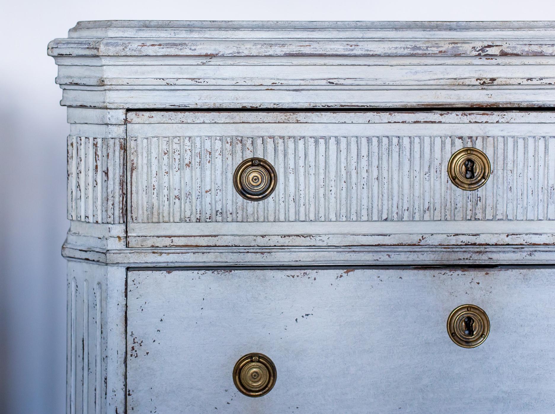 Mid 1800s pair of antique Swedish Gustavian painted chest of drawers commode in gustavian style with great detail and elegant legs.

There is the usual amount of wood movement and paint distressing for a piece of this age. 

 