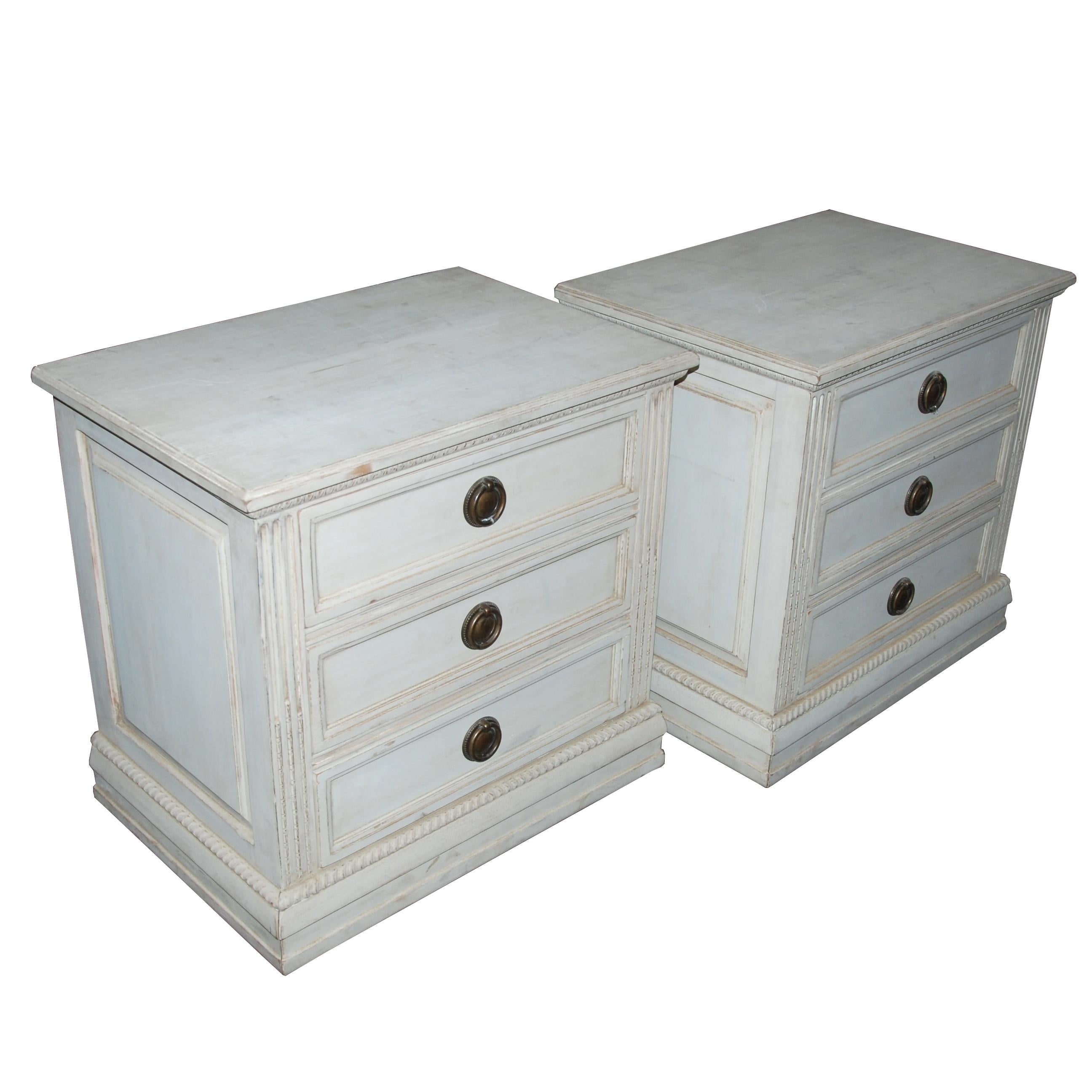 Pair of Swedish Gustavian period nightstands

Pair of antique Swedish bedside chests painted in
milk paint

Three drawers with medallion pulls
 
Early 20th century, circa 1900-1920.
  