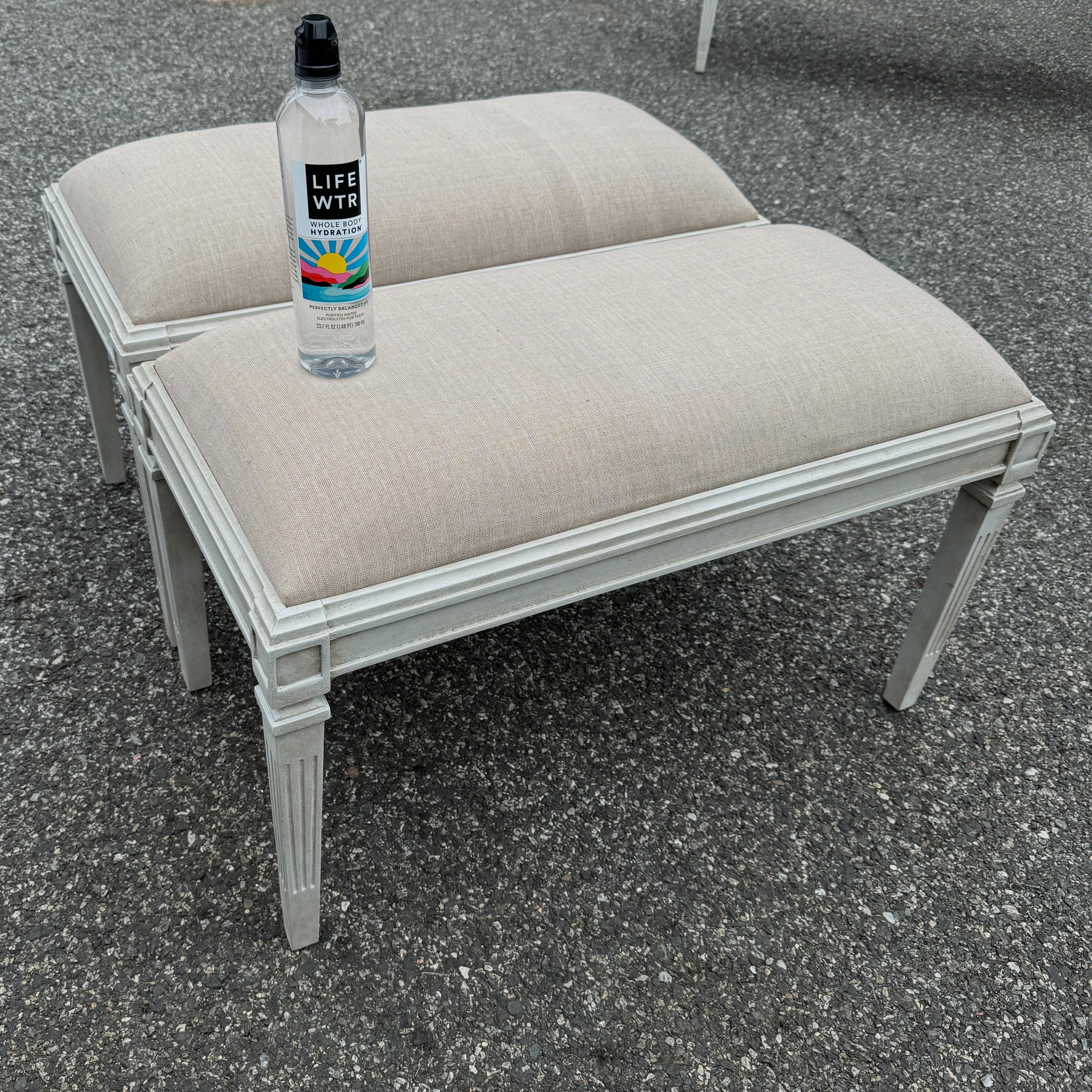 Paar schwedische Gustavian Style Upholstering Bänke gemalt im Angebot 6