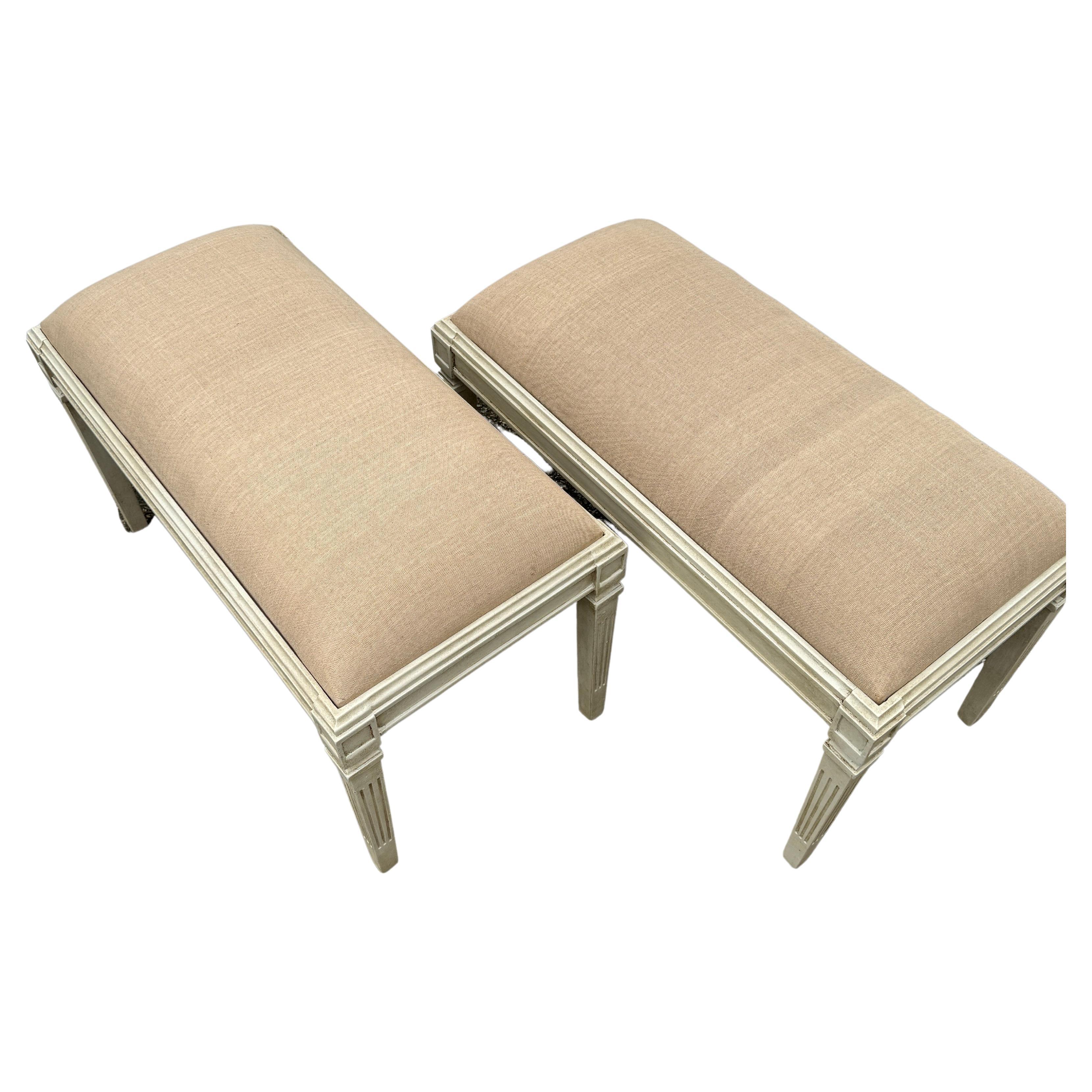 Paar schwedische Gustavian Style Upholstering Bänke gemalt (Gustavianisch) im Angebot