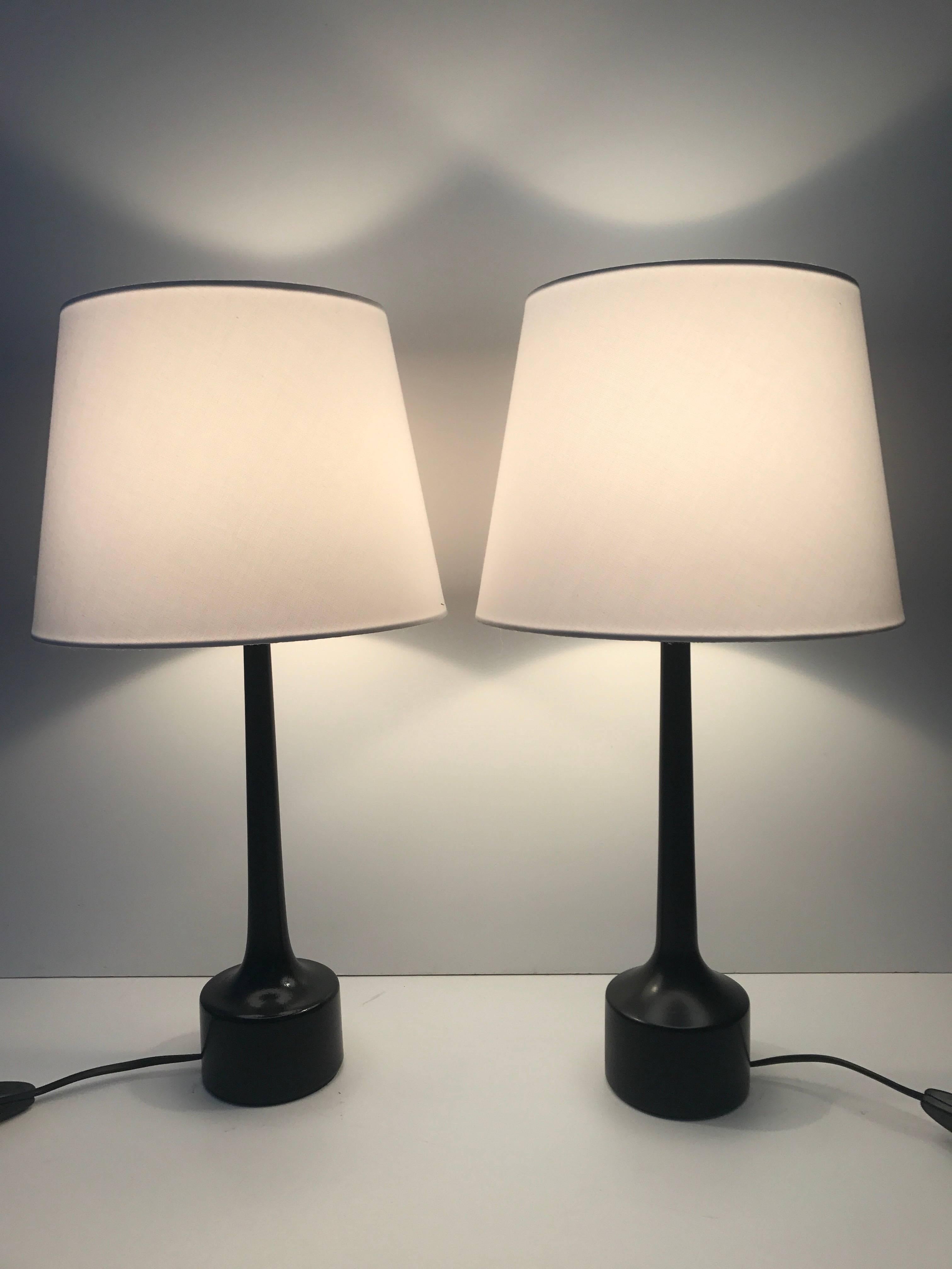 Pair of Swedish Hans-Agne Jakobsson black lacquered wooden table lamps, 1955.
A wonderful pair of table lamps made in the 1950s in a very simplistic Scandinavian Modern style. The lamps display very nicely and are in a fantastic original condition