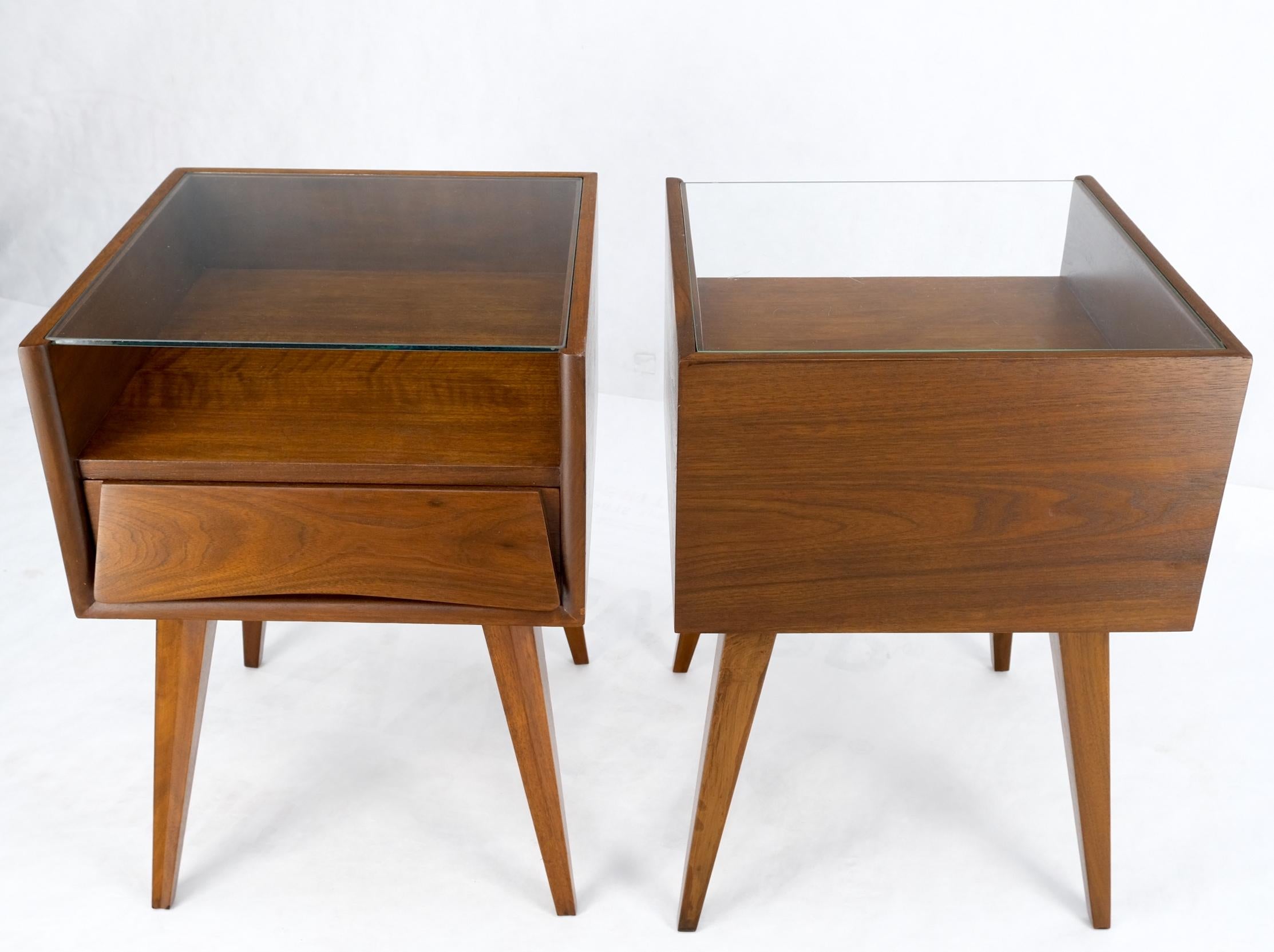 Mid-Century Modern Paire de tables de nuit suédoises mi-siècle modernes en forme de cube avec plateau en verre et bouts arrondis en vente
