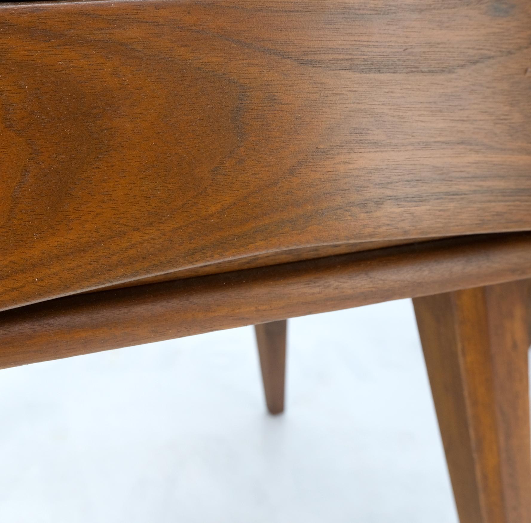 20ième siècle Paire de tables de nuit suédoises mi-siècle modernes en forme de cube avec plateau en verre et bouts arrondis en vente