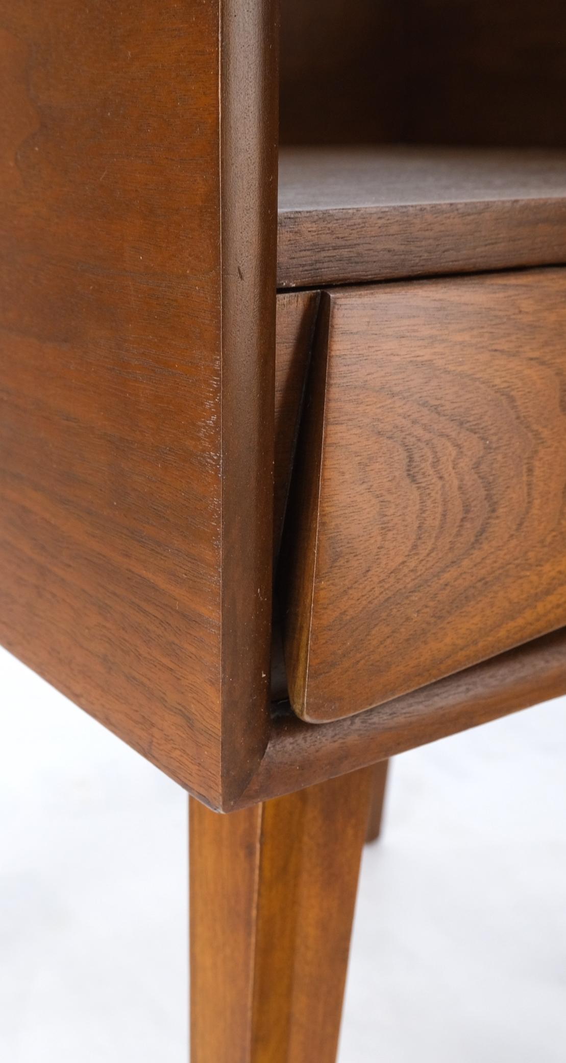 Paire de tables de nuit suédoises mi-siècle modernes en forme de cube avec plateau en verre et bouts arrondis en vente 1