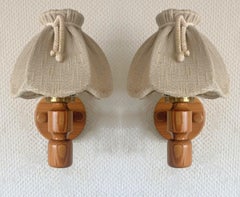 Paire d'appliques murales suédoises en pin du milieu du siècle avec abat-jour en toile de jute, Suède, années 1960