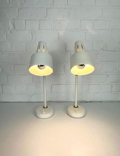 Zwei schwedische moderne, verstellbare Schreibtischlampen, weiß lackierter Steele und Messing, 1960er Jahre