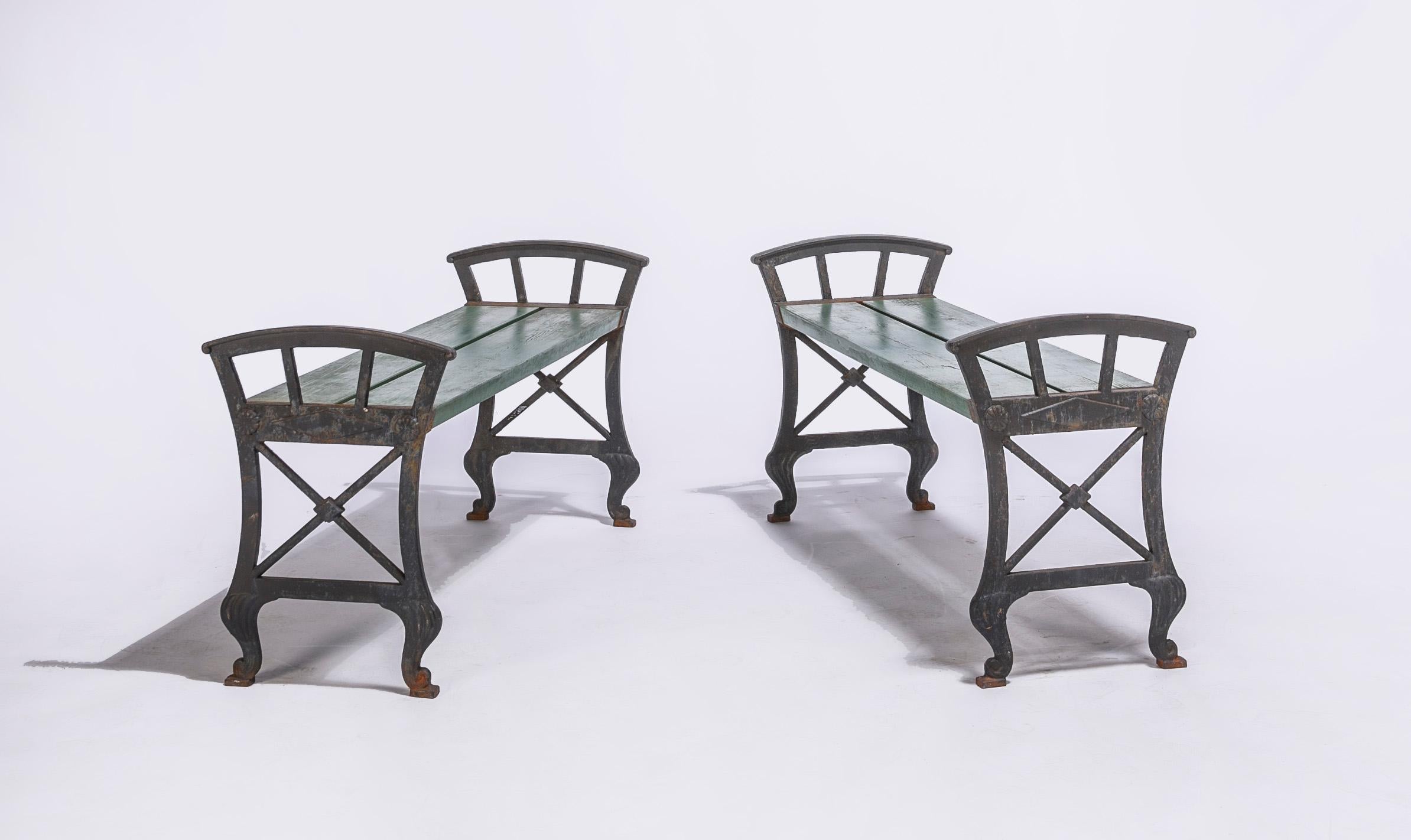 Pair of 1920s cast iron and painted wood Swedish outdoor benches by Folke Bensow, circa 1920s.

Some wear and patina to painted wood surfaces.