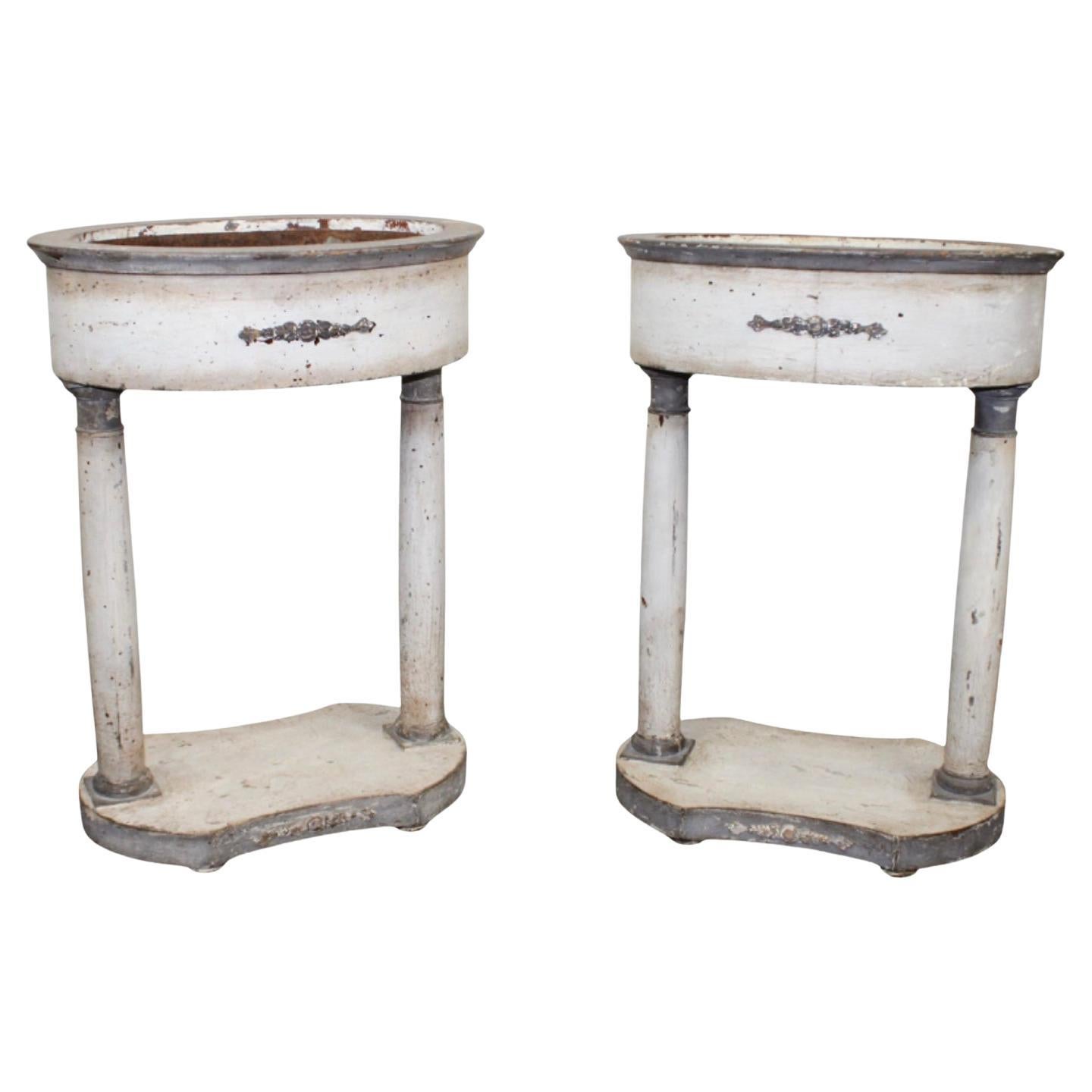 Pareja de Jardineras Pintadas Suecas Sobre Bases de Columna en venta 2