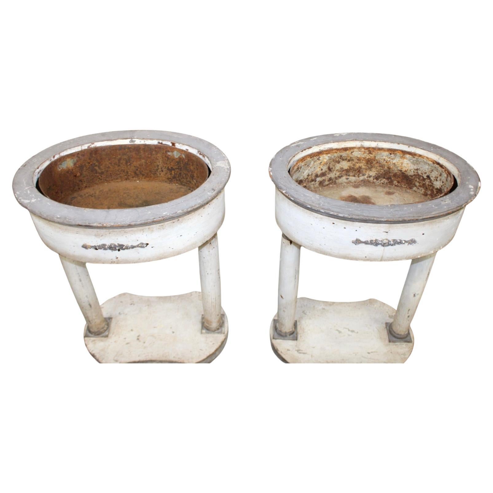 Pareja de Jardineras Pintadas Suecas Sobre Bases de Columna Sueco en venta