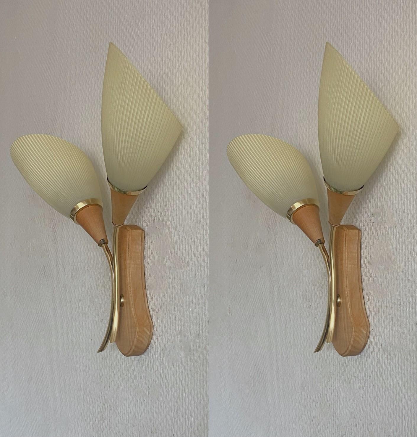 Pair Swedish Pine Brass Two-Light Wall Sconces with Glass Pleated Shades, 1940s In Good Condition For Sale In Frankfurt am Main, DE