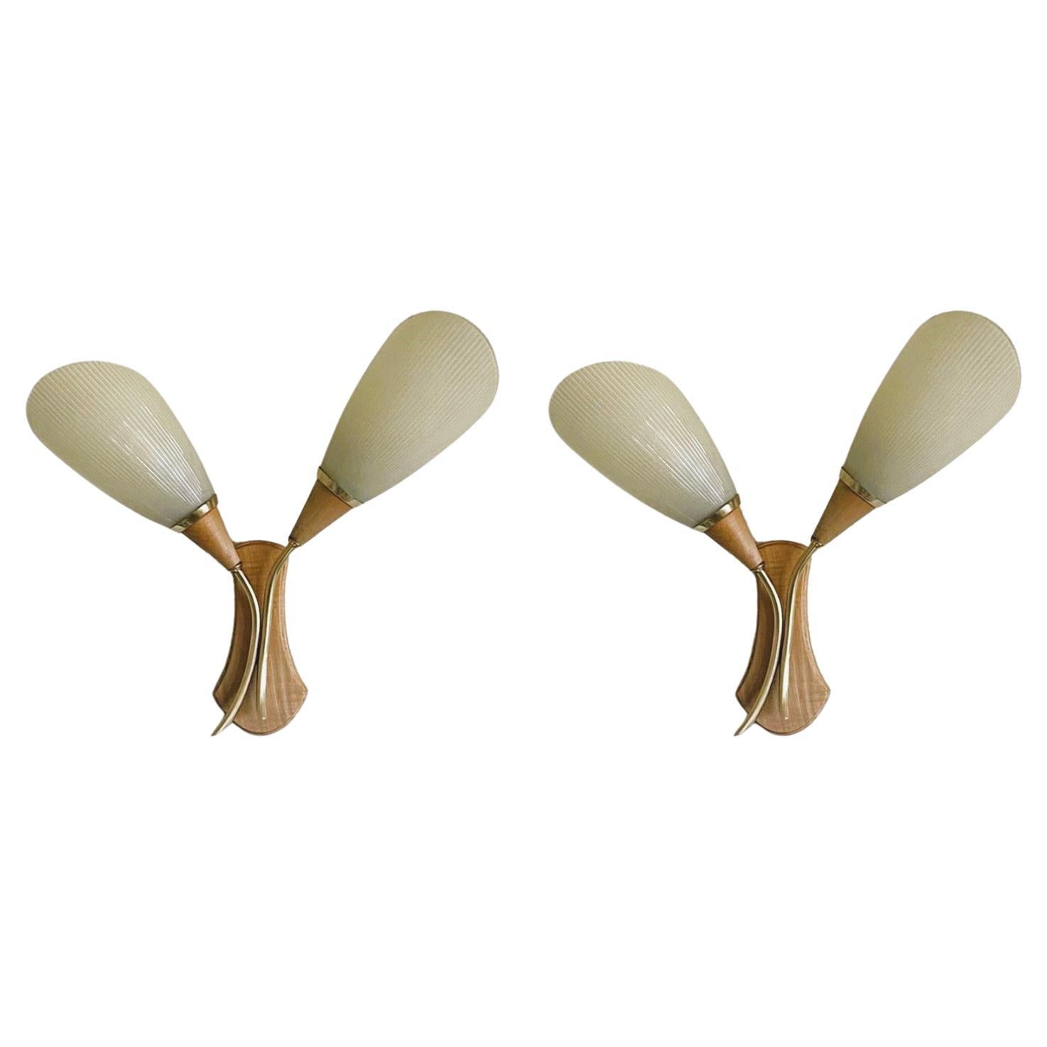 Pareja de apliques de dos luces de latón de pino sueco con tulipas de cristal plisado, años 40 en venta