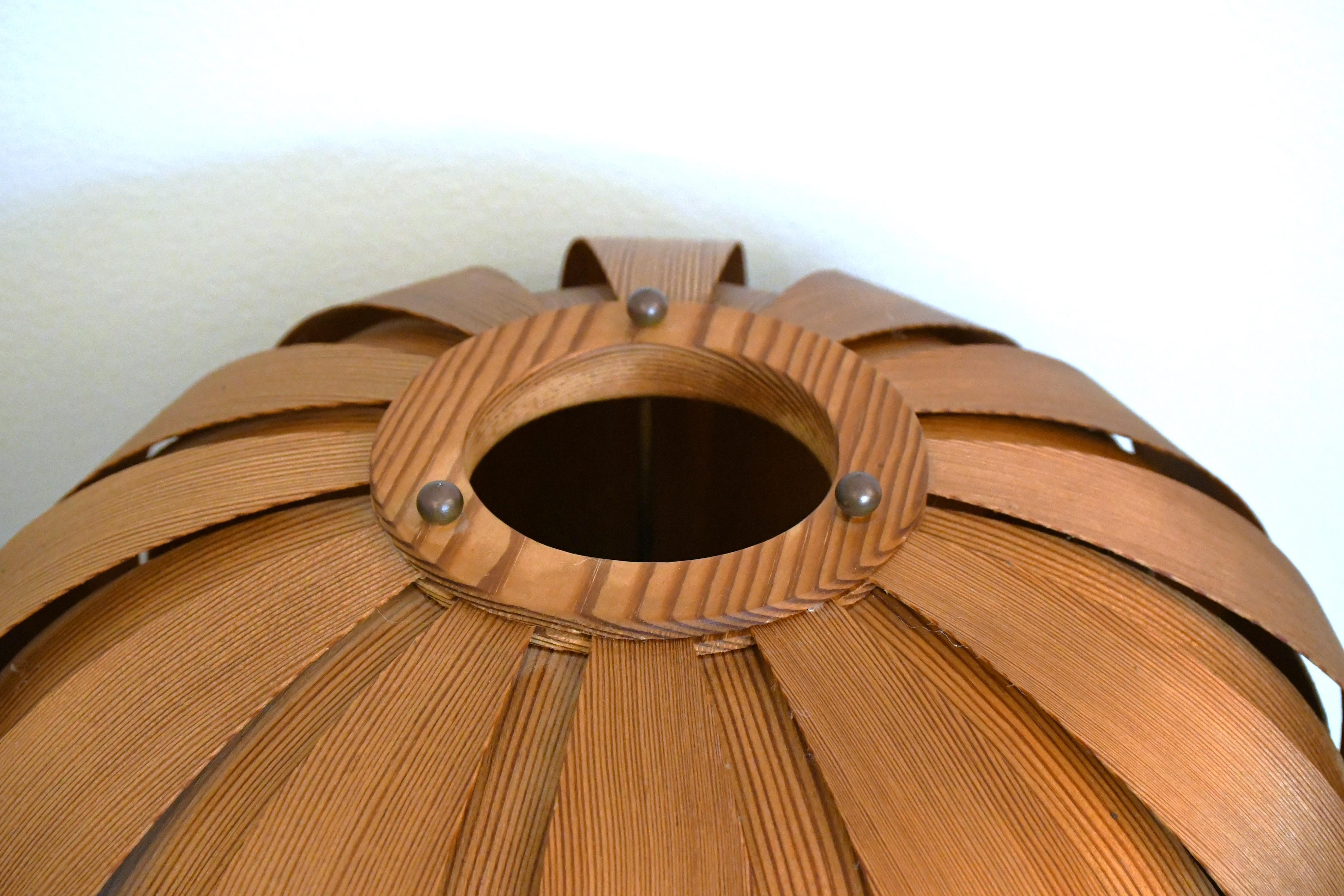 Pareja de lámparas de sobremesa de chapa de pino sueco de Hans-Agne Jakobsson para Ellysett, años 60 en venta 3