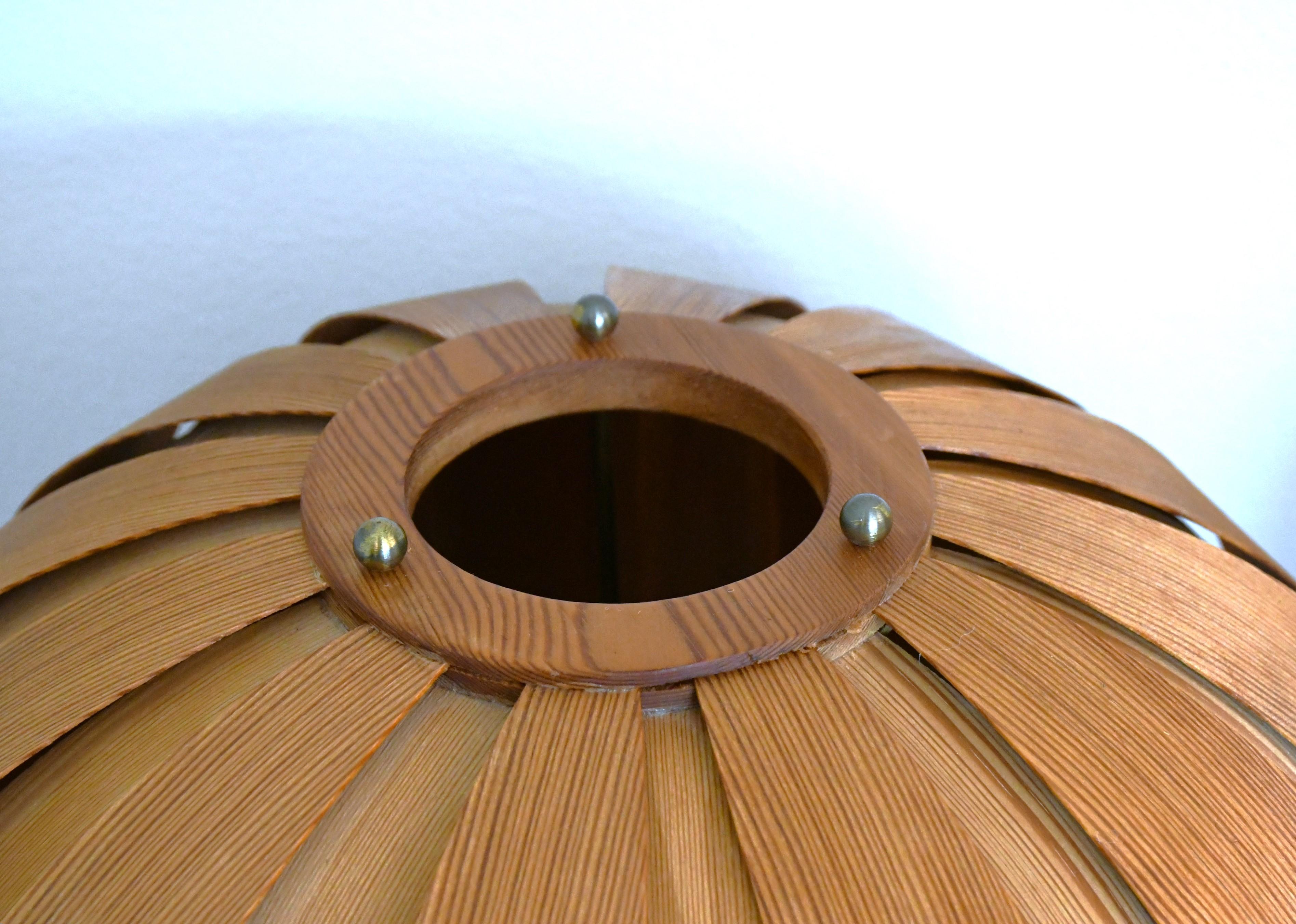 Pareja de lámparas de sobremesa de chapa de pino sueco de Hans-Agne Jakobsson para Ellysett, años 60 en venta 4