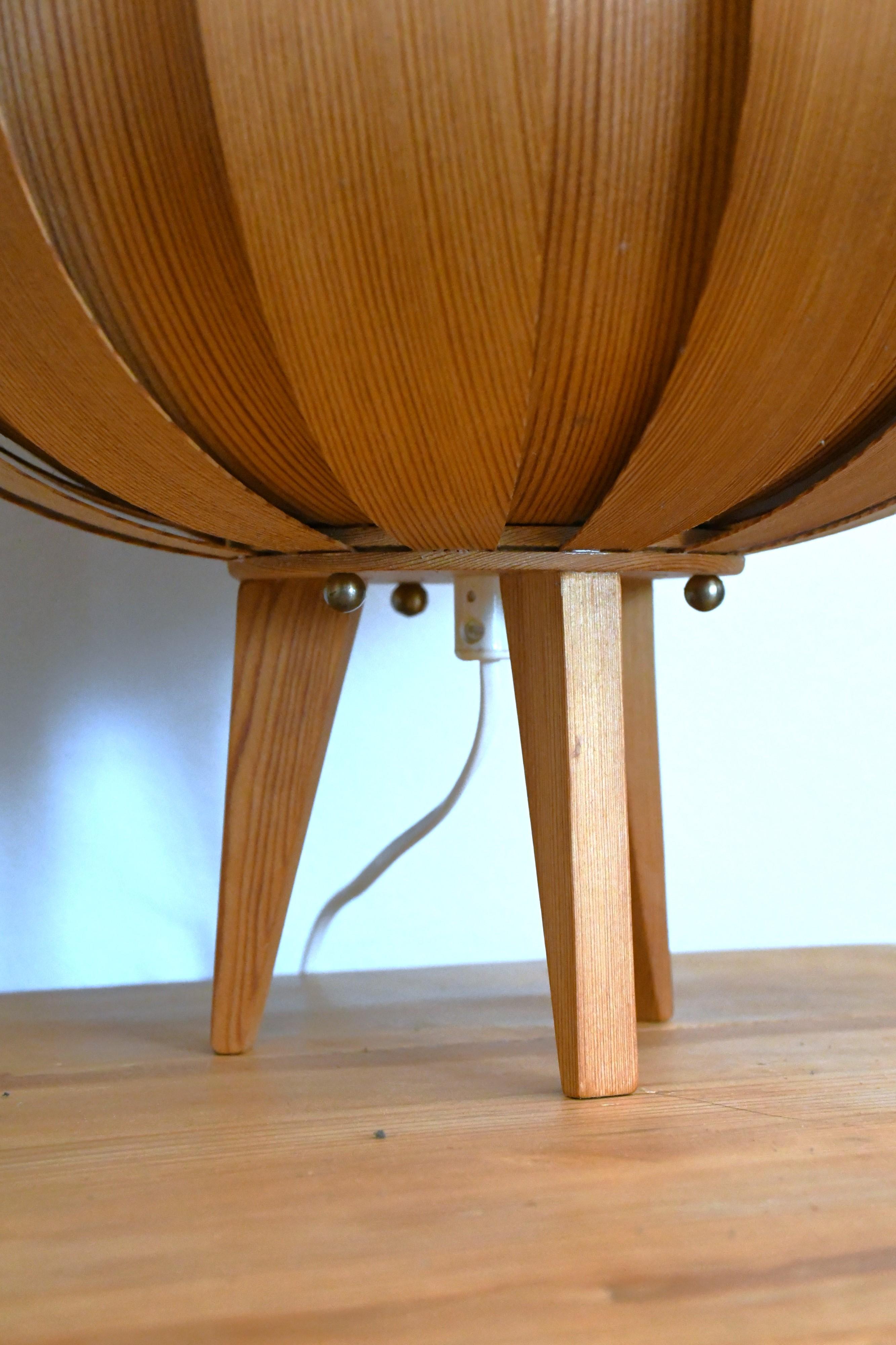 Pareja de lámparas de sobremesa de chapa de pino sueco de Hans-Agne Jakobsson para Ellysett, años 60 en venta 6