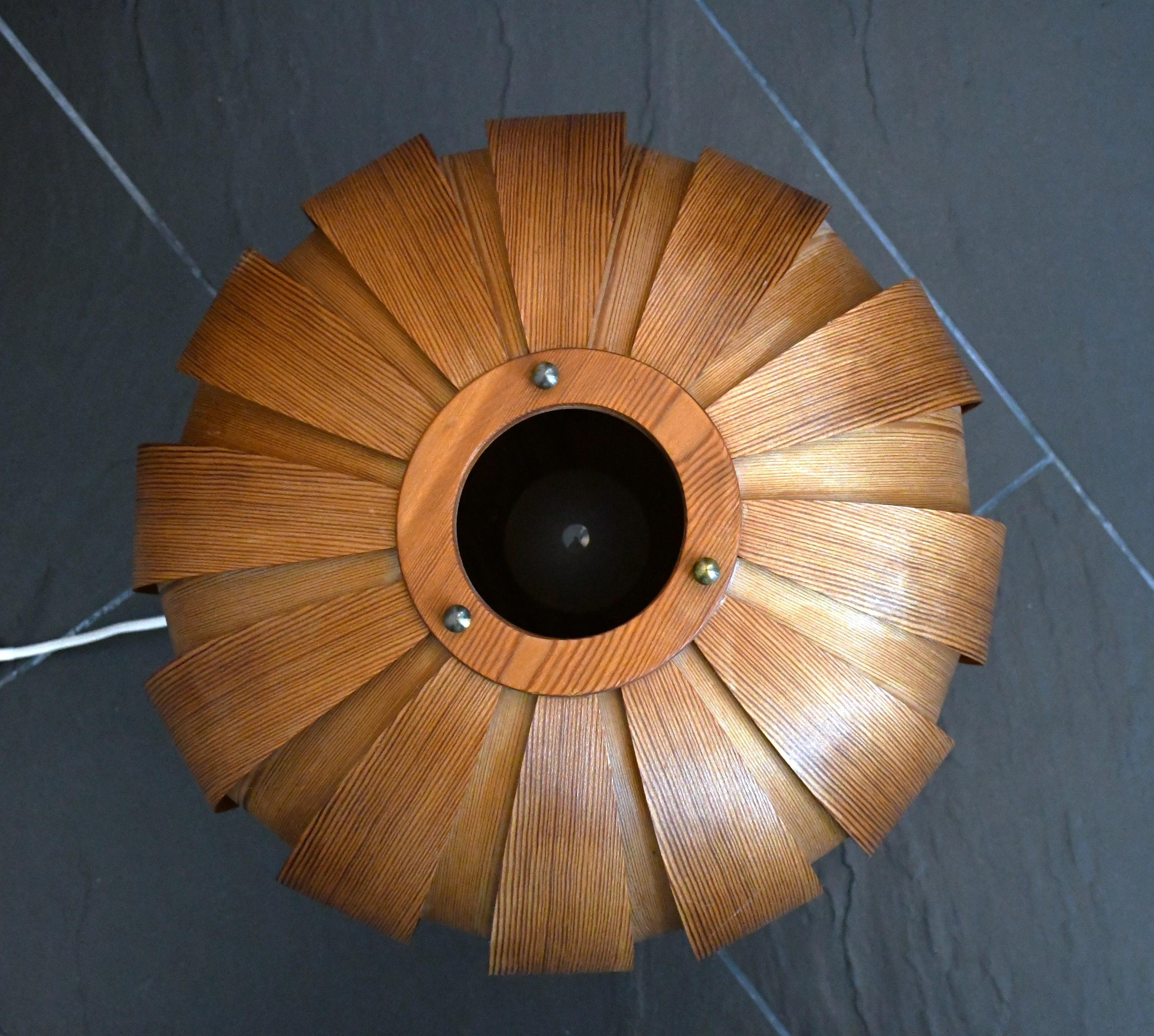 Pareja de lámparas de sobremesa de chapa de pino sueco de Hans-Agne Jakobsson para Ellysett, años 60 en venta 9