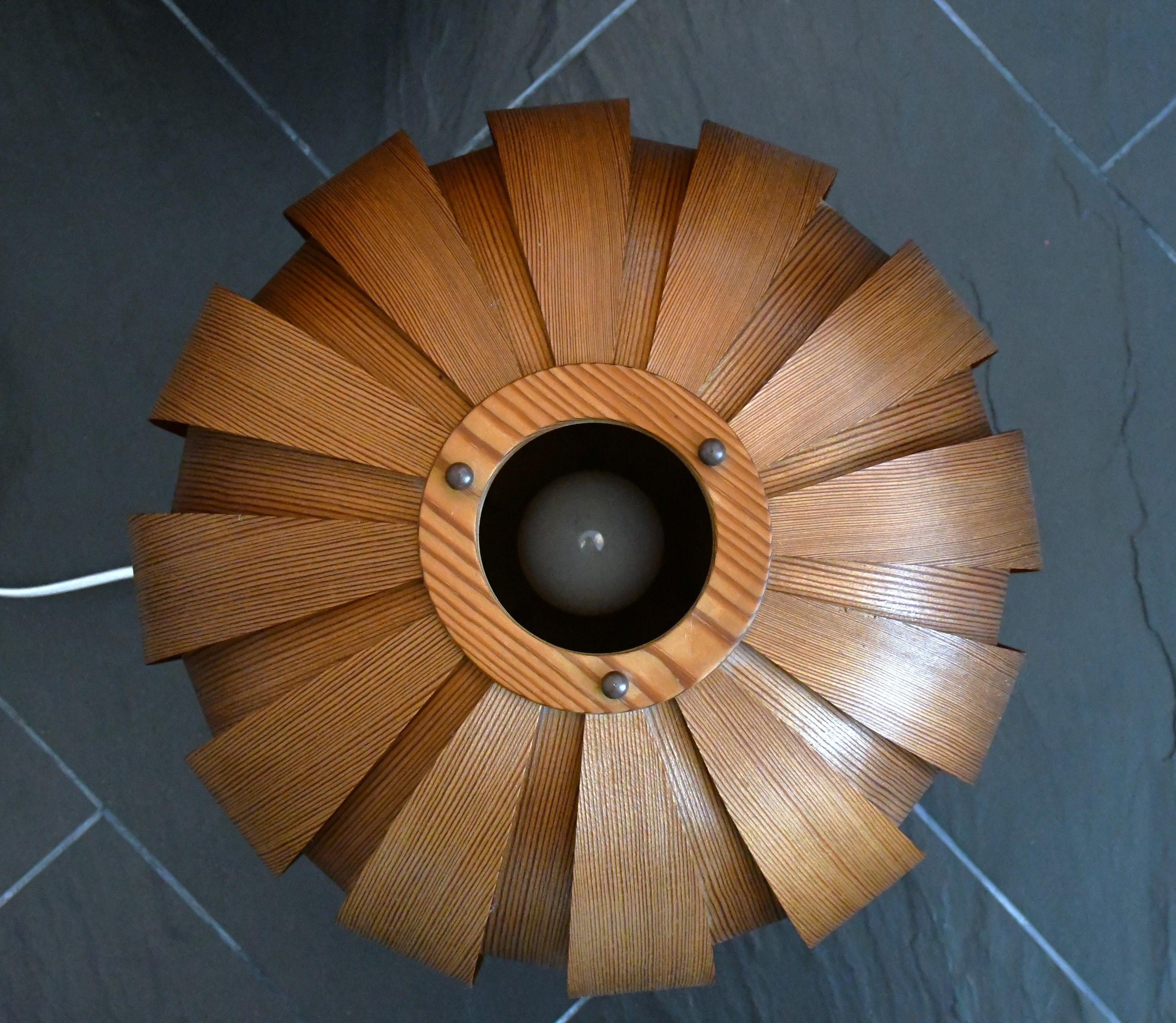 Pareja de lámparas de sobremesa de chapa de pino sueco de Hans-Agne Jakobsson para Ellysett, años 60 en venta 10