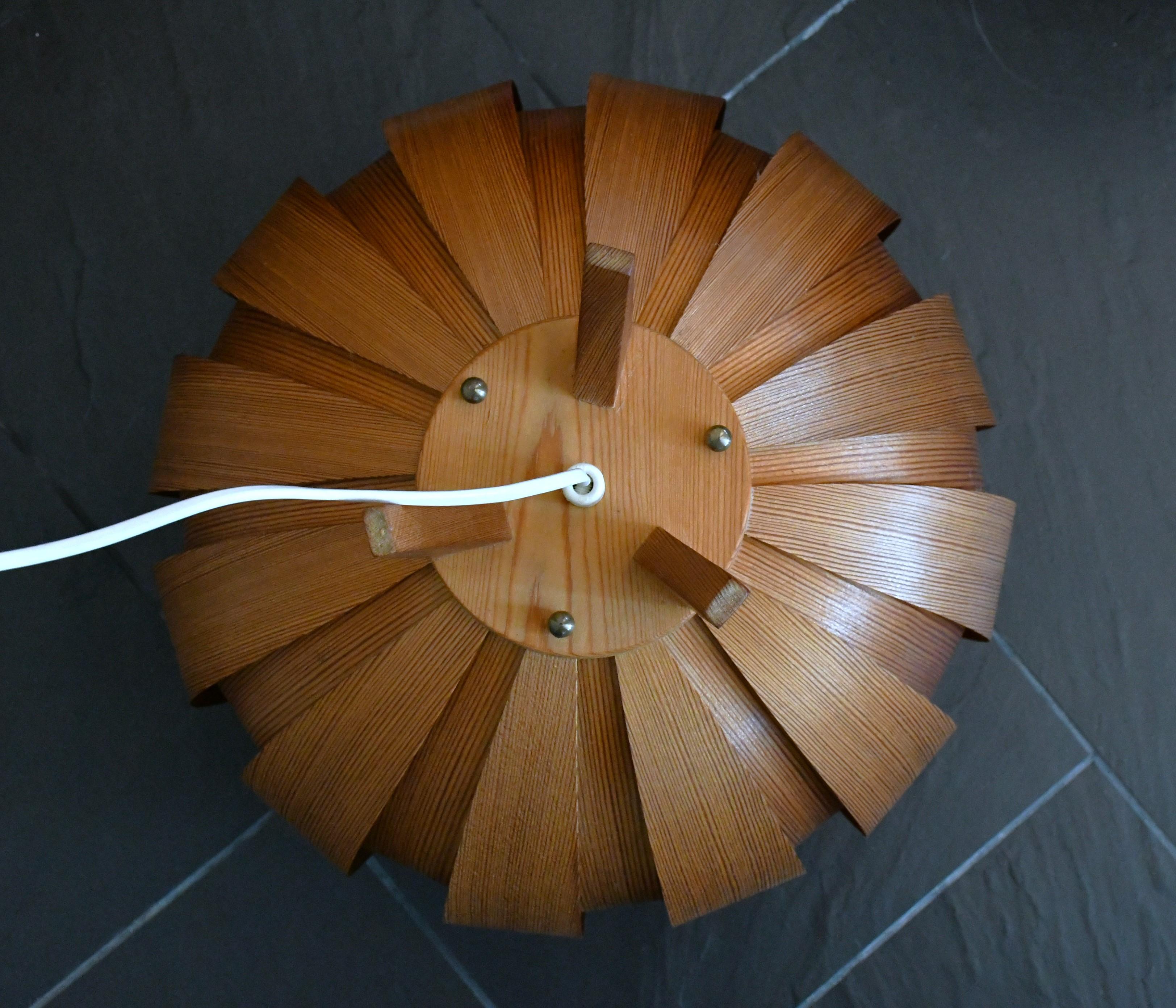 Pareja de lámparas de sobremesa de chapa de pino sueco de Hans-Agne Jakobsson para Ellysett, años 60 en venta 11