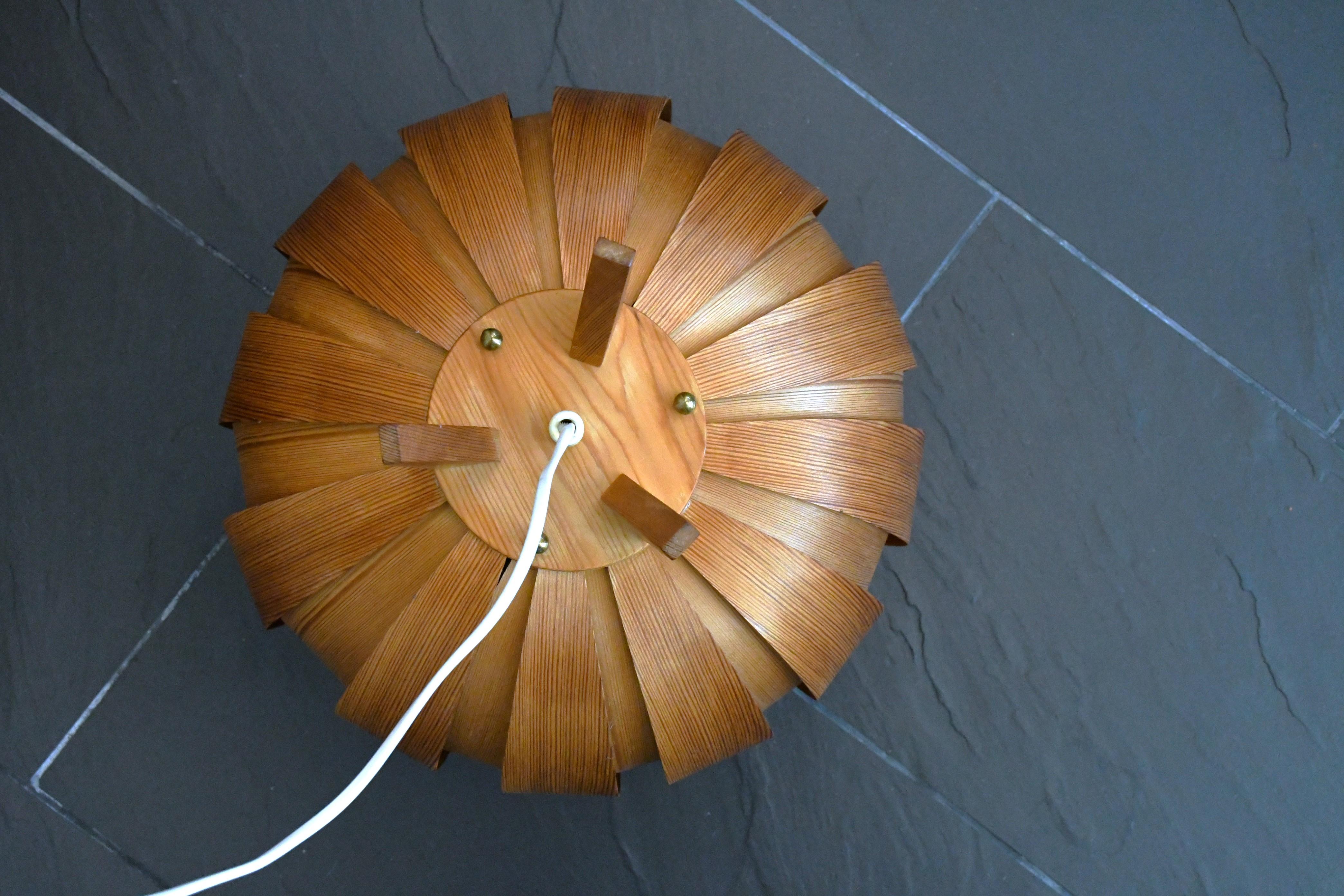 Pareja de lámparas de sobremesa de chapa de pino sueco de Hans-Agne Jakobsson para Ellysett, años 60 en venta 12