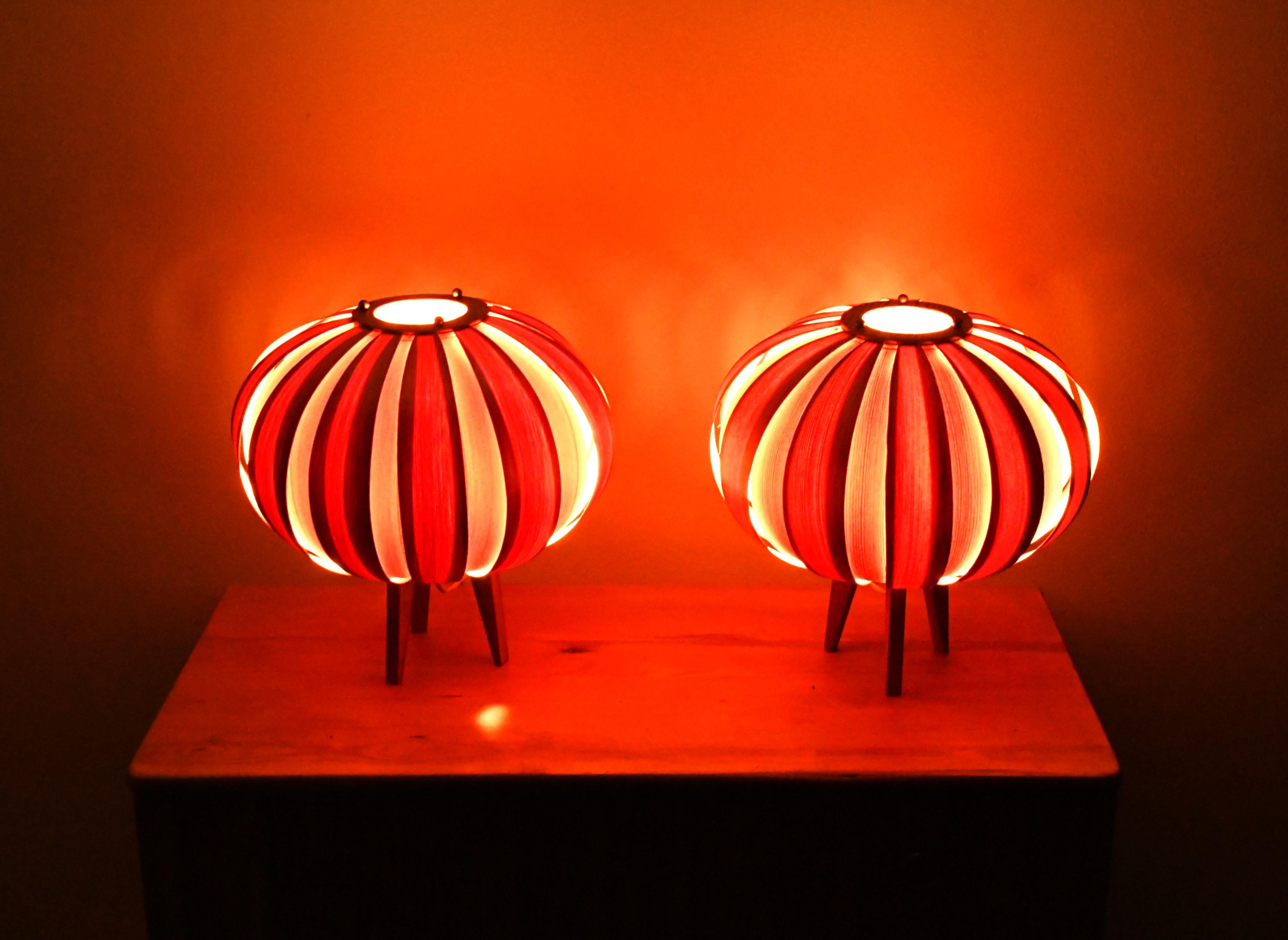 Pareja de lámparas de sobremesa de chapa de pino sueco de Hans-Agne Jakobsson para Ellysett, años 60 Escandinavo moderno en venta