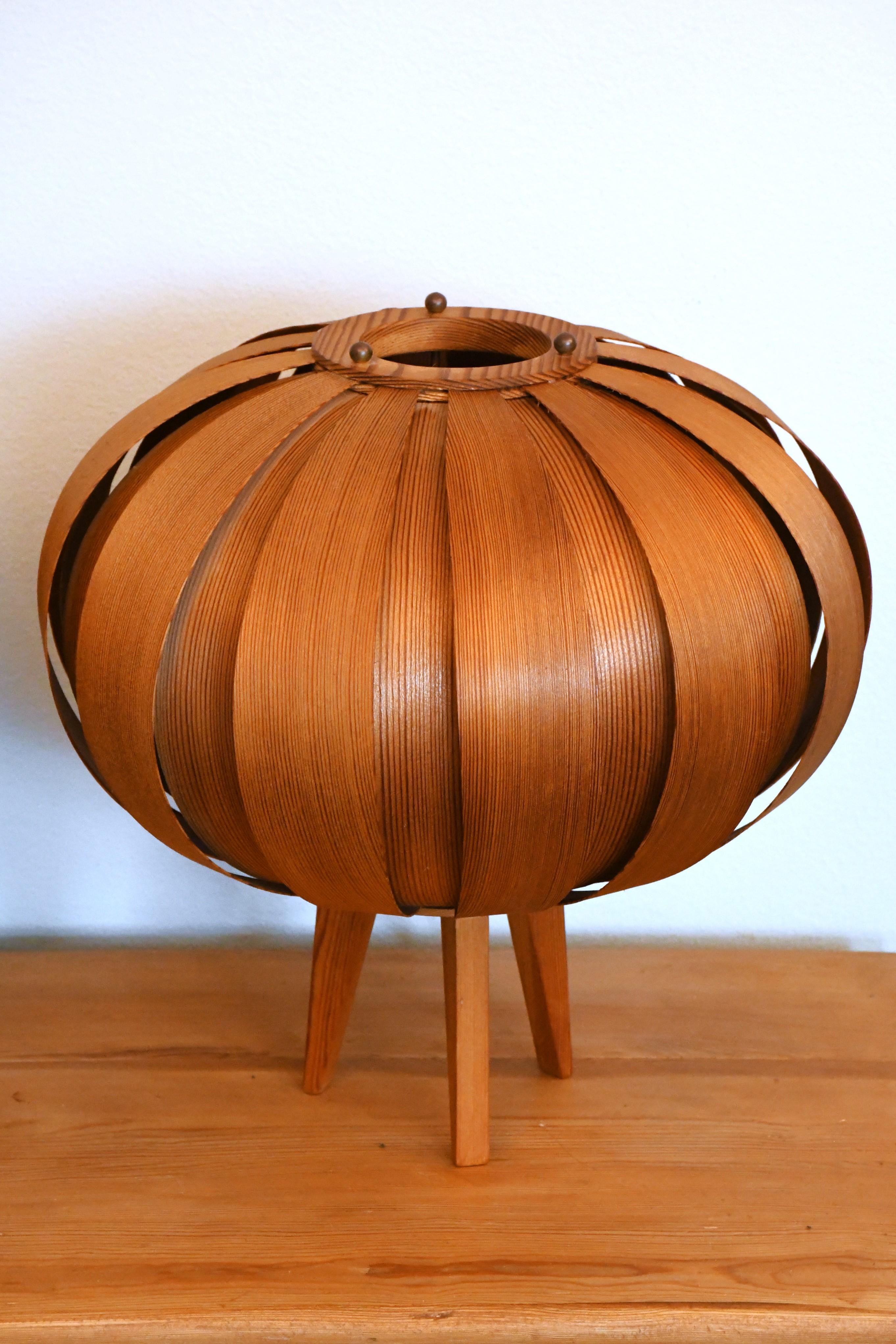 Pareja de lámparas de sobremesa de chapa de pino sueco de Hans-Agne Jakobsson para Ellysett, años 60 Sueco en venta