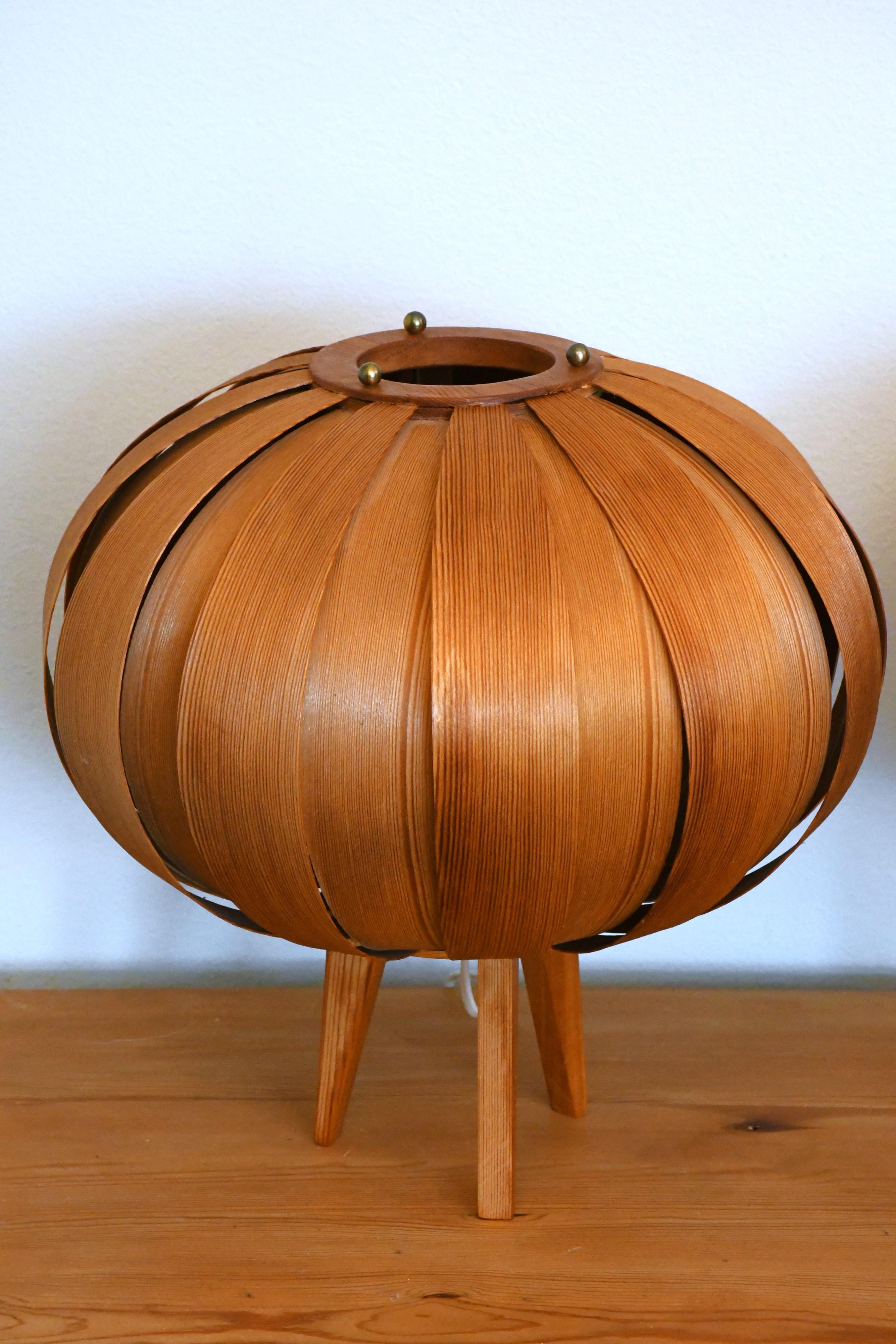 Pareja de lámparas de sobremesa de chapa de pino sueco de Hans-Agne Jakobsson para Ellysett, años 60 en Bueno estado para la venta en Värmdö, SE