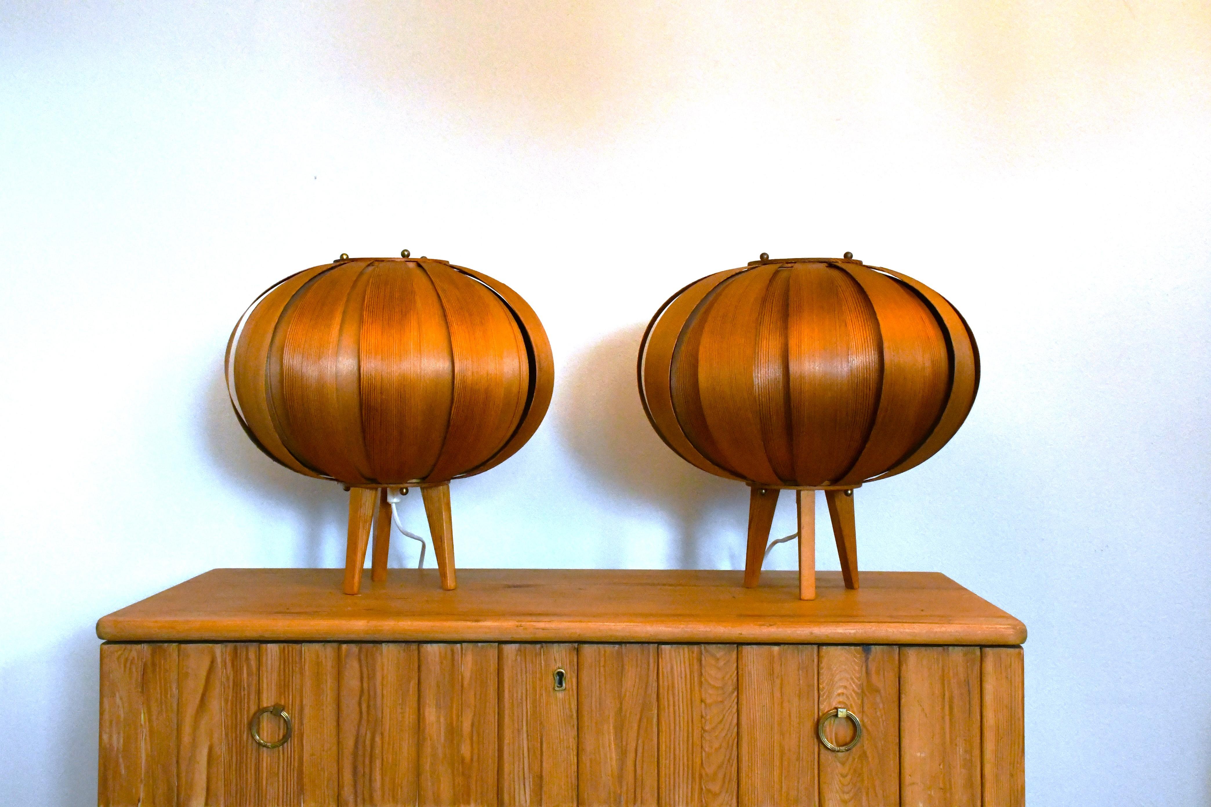 Pareja de lámparas de sobremesa de chapa de pino sueco de Hans-Agne Jakobsson para Ellysett, años 60 mediados del siglo XX en venta