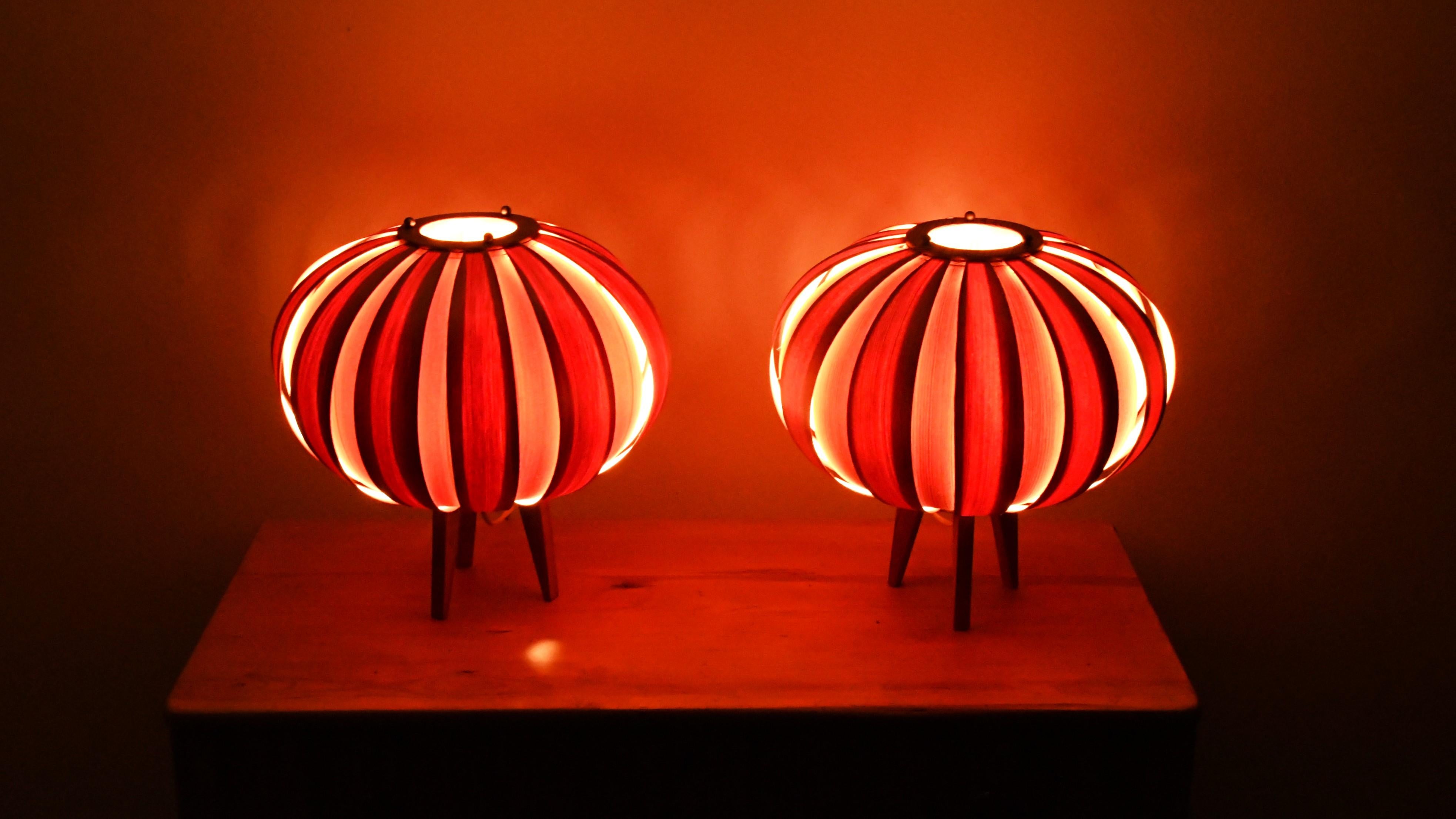 Pareja de lámparas de sobremesa de chapa de pino sueco de Hans-Agne Jakobsson para Ellysett, años 60 Latón en venta