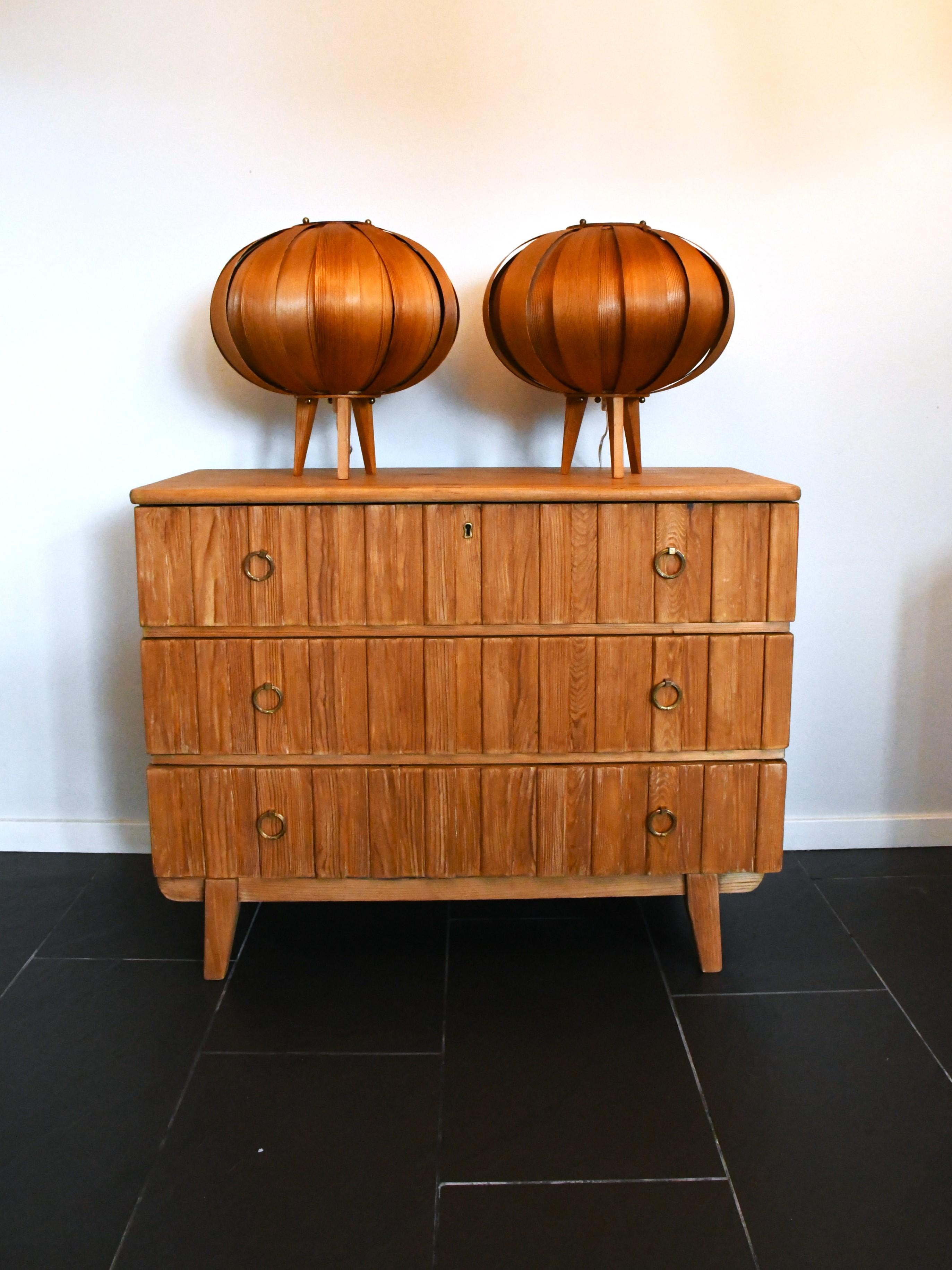 Pareja de lámparas de sobremesa de chapa de pino sueco de Hans-Agne Jakobsson para Ellysett, años 60 en venta 1